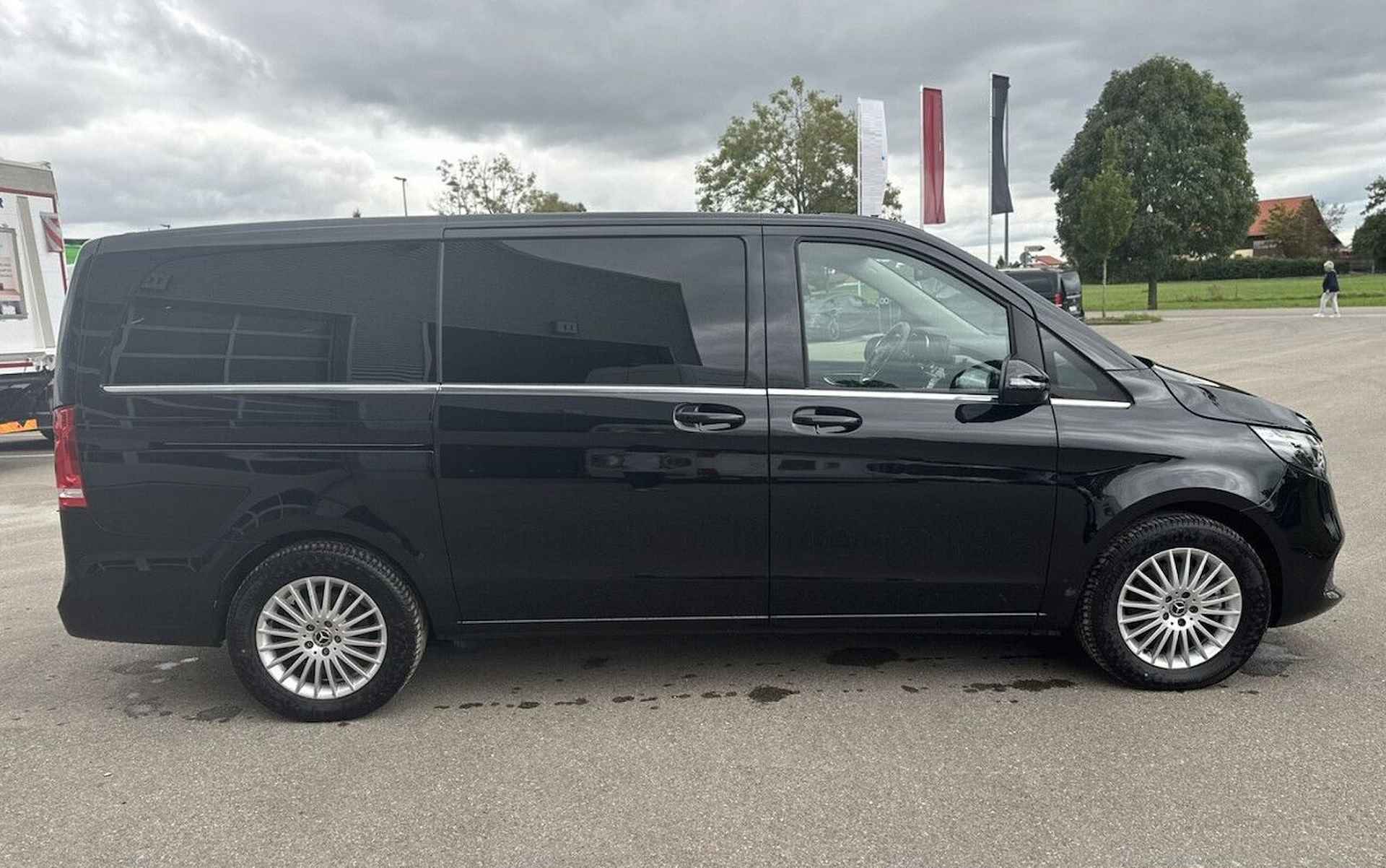 Mercedes-Benz EQV 300 L2 Avantgarde 90 kWh 8-Zitter 47.900 EX BTW Airmatic Leder LED Burmester 360 Camera - 2/14