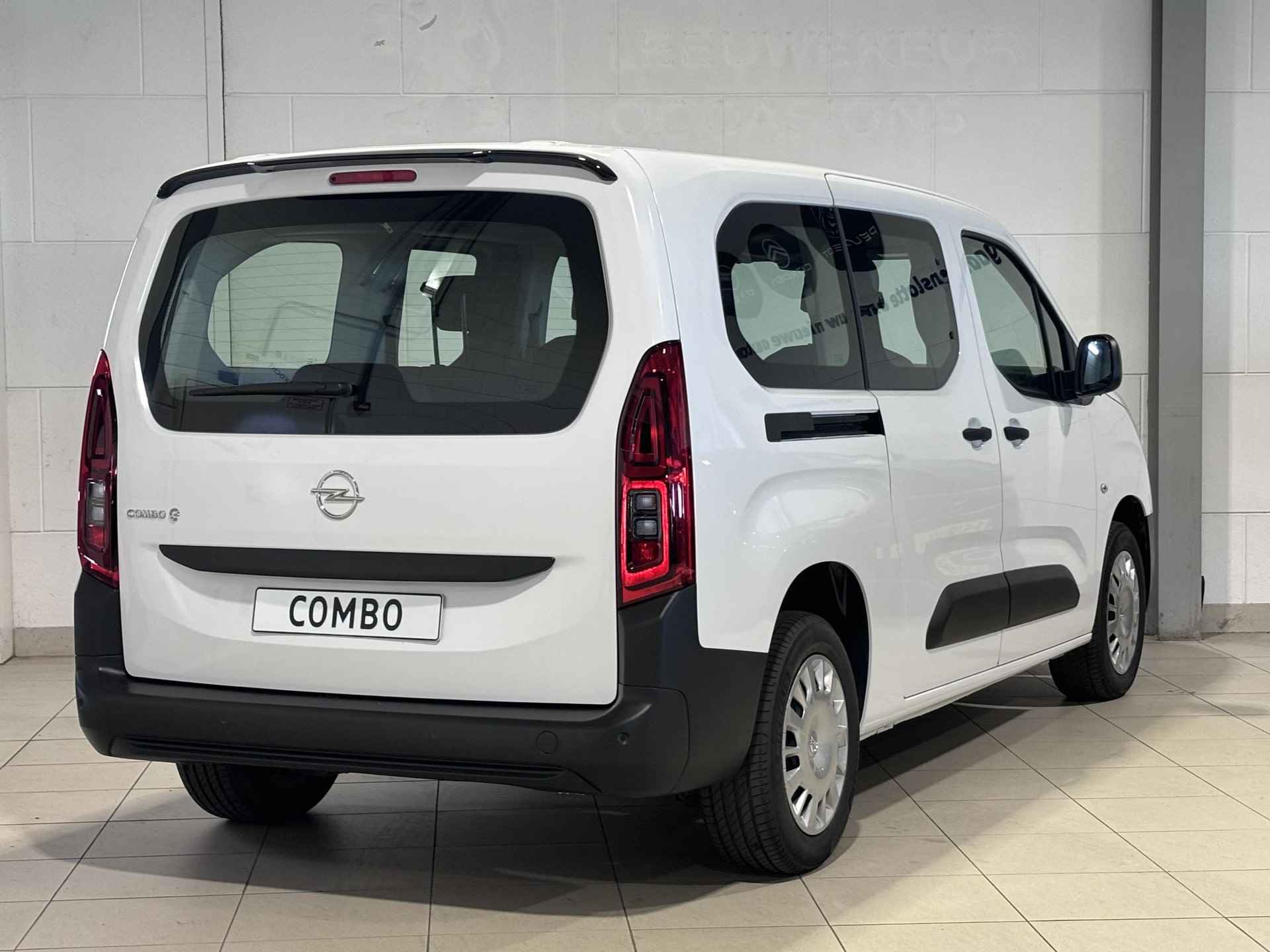 Opel Combo-e Life L2 Edition 50 kWh |+2.000 EURO SUBSIDIE| NAVI | Parkeersensoren achter | Comfortstoel | Neerklapbare passagiersstoel | Licht- en regensensor | Mistlampen | N30817 - 9/46