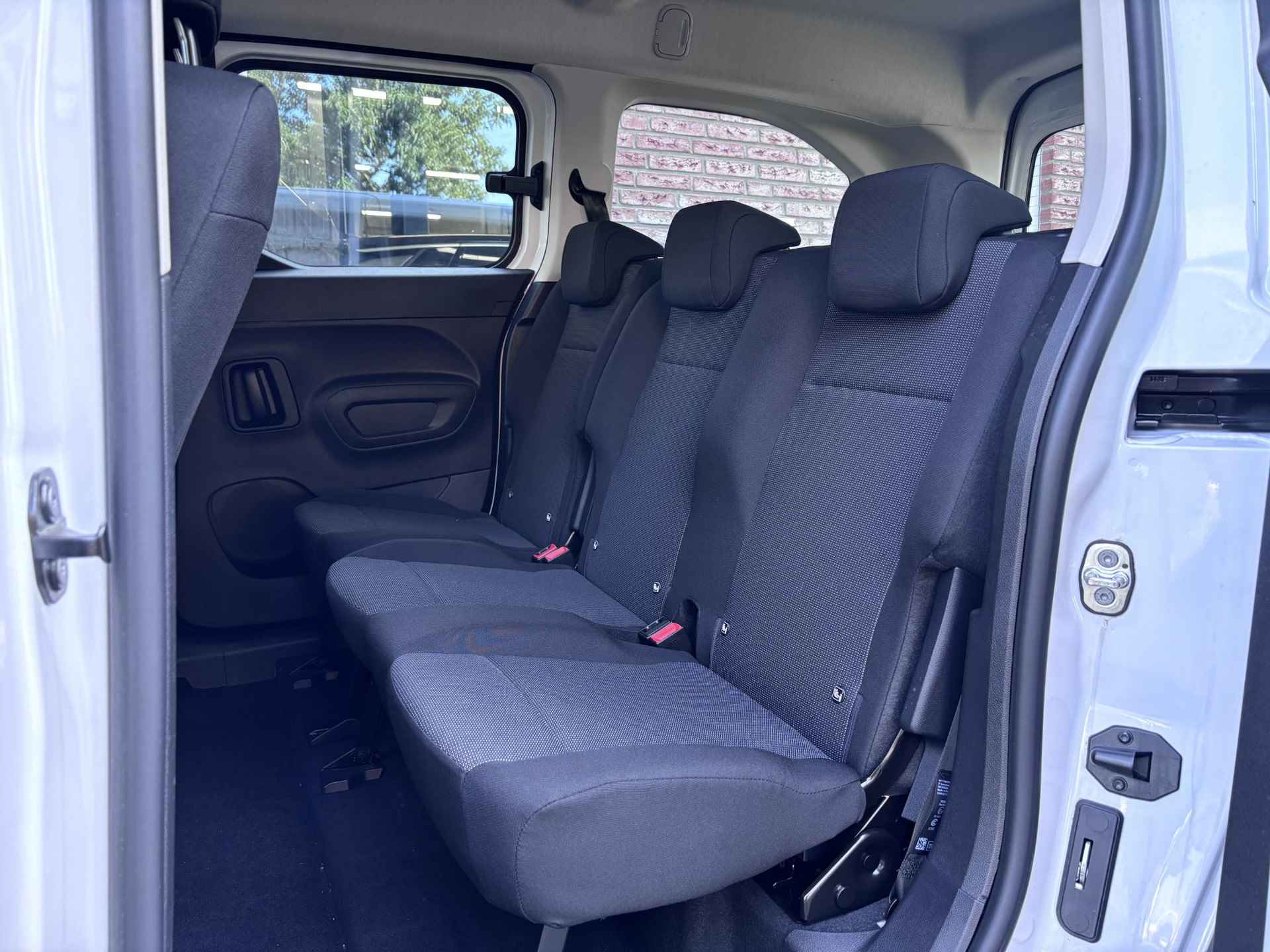 Opel Combo-e Life L2 Edition 50 kWh |+2.000 EURO SUBSIDIE| NAVI | Parkeersensoren achter | Comfortstoel | Neerklapbare passagiersstoel | Licht- en regensensor | Mistlampen | N30817 - 13/46