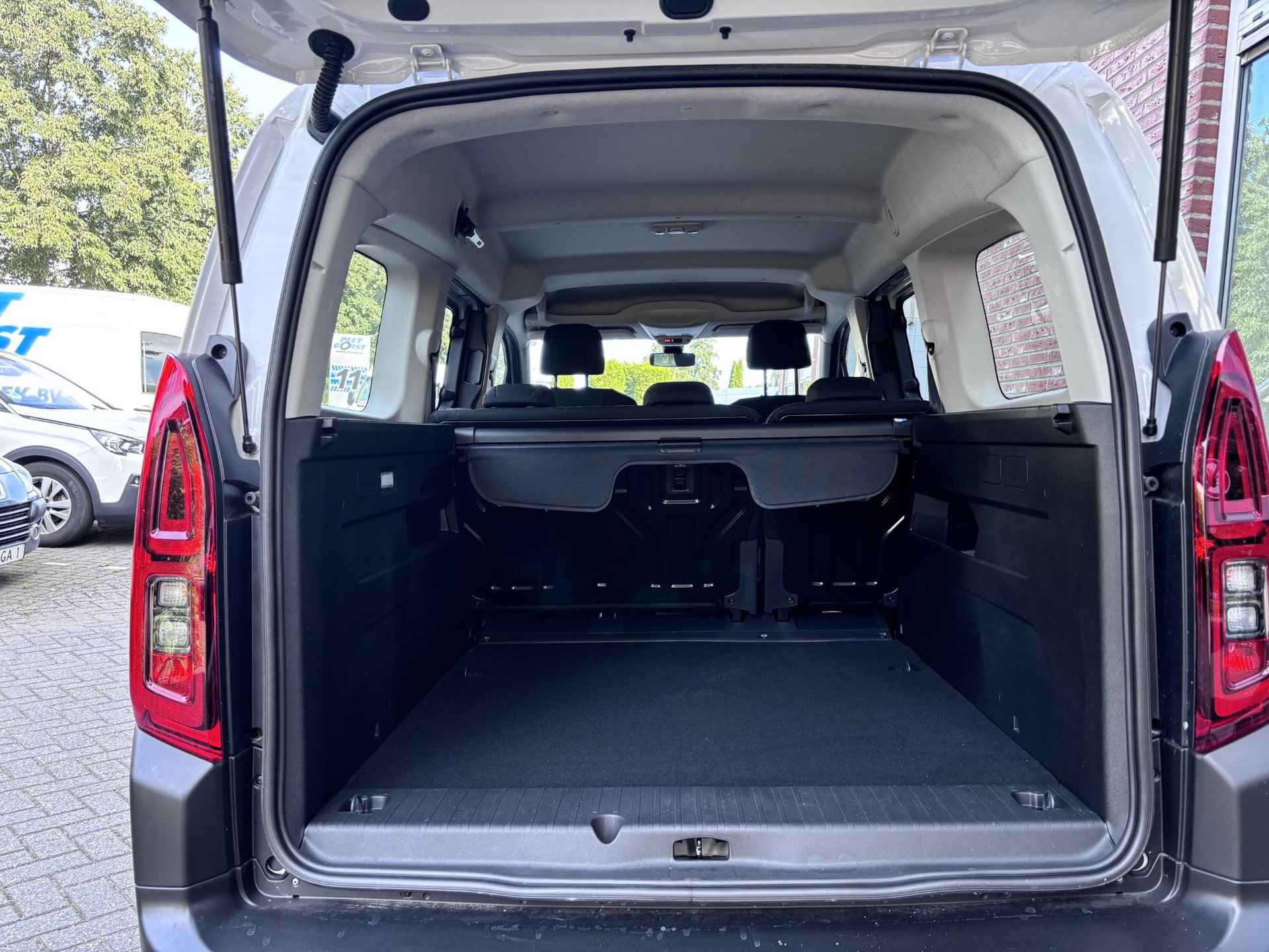 Opel Combo-e Life L2 Edition 50 kWh |+2.000 EURO SUBSIDIE| NAVI | Parkeersensoren achter | Comfortstoel | Neerklapbare passagiersstoel | Licht- en regensensor | Mistlampen | N30817 - 14/46