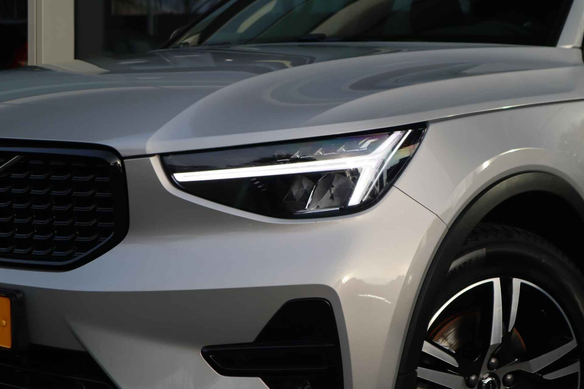 Volvo XC40 2.0 B4 Plus Dark | Verwarmbare voorstoelen| Verwarmbare voorruit| Stuurwielverwarming| Harman Kardon audiosysteem| Semi-elektrisch inklapbare trekhaak| - 3/39