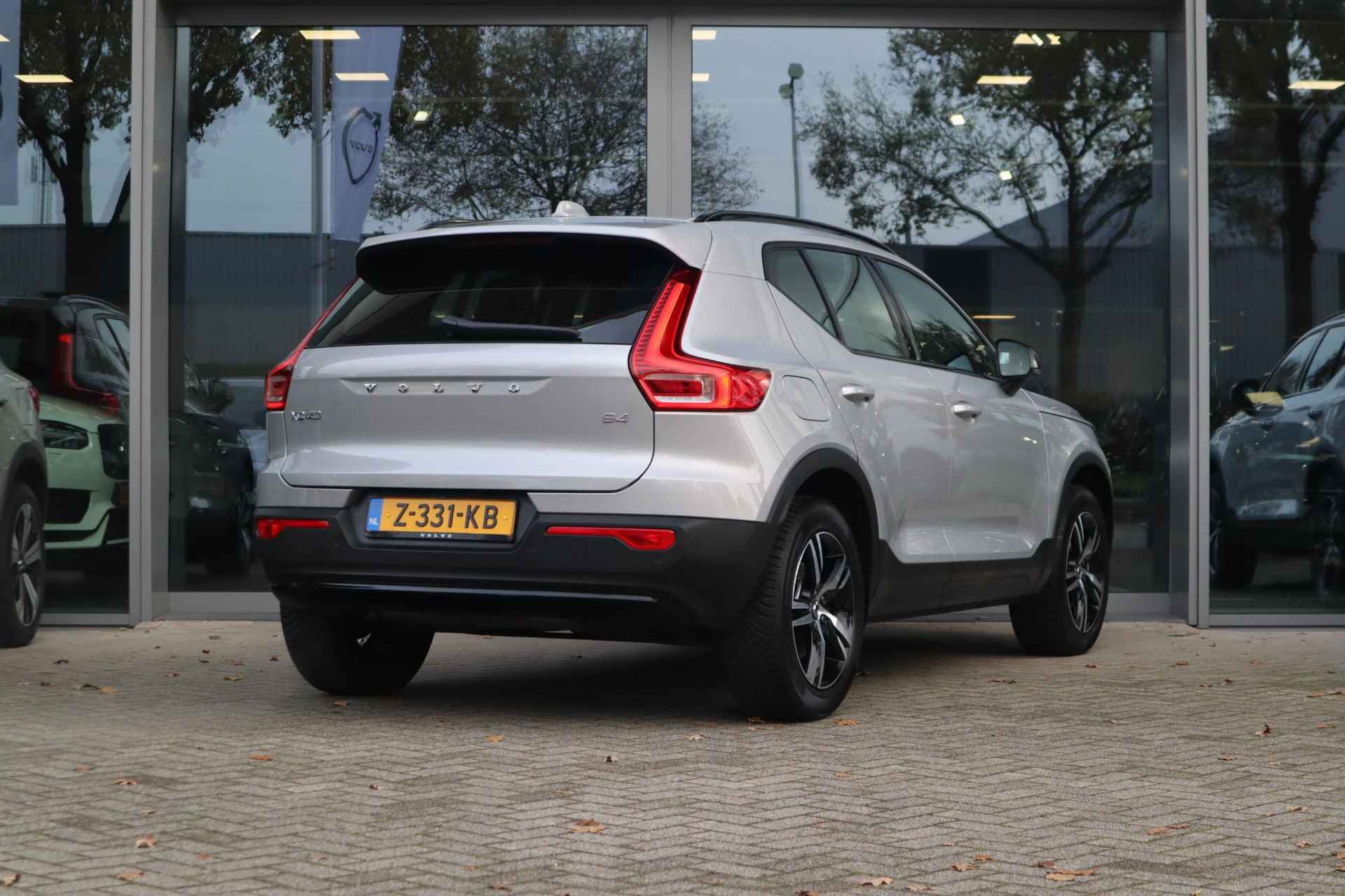 Volvo XC40 2.0 B4 Plus Dark | Verwarmbare voorstoelen| Verwarmbare voorruit| Stuurwielverwarming| Harman Kardon audiosysteem| Semi-elektrisch inklapbare trekhaak| - 6/39