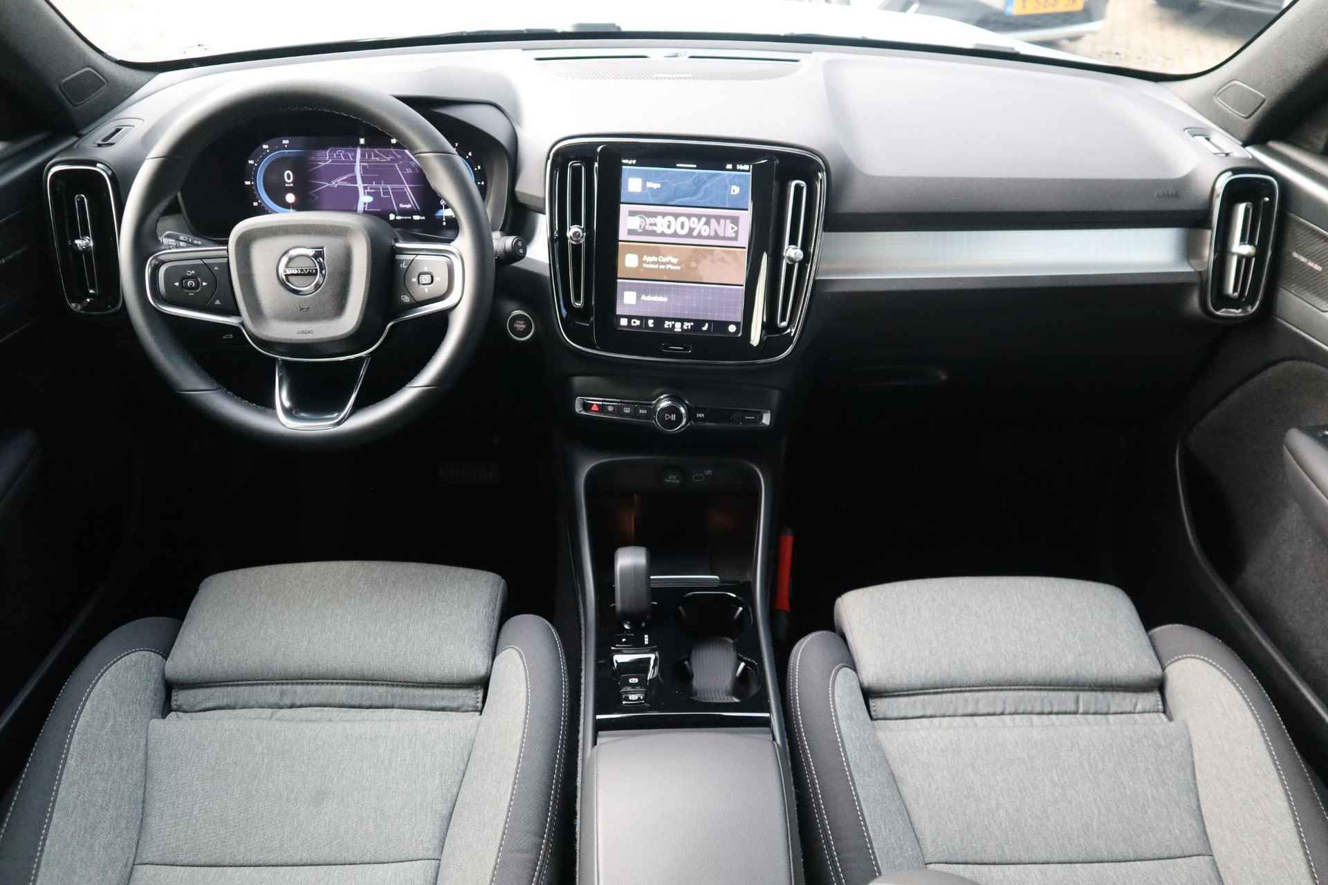 Volvo XC40 2.0 B4 Plus Dark | Verwarmbare voorstoelen| Verwarmbare voorruit| Stuurwielverwarming| Harman Kardon audiosysteem| Semi-elektrisch inklapbare trekhaak| - 13/39