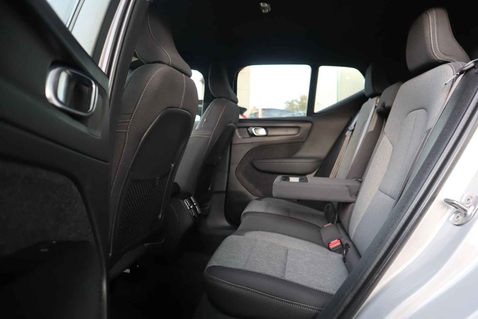 Volvo XC40 2.0 B4 Plus Dark | Verwarmbare voorstoelen| Verwarmbare voorruit| Stuurwielverwarming| Harman Kardon audiosysteem| Semi-elektrisch inklapbare trekhaak| - 17/39