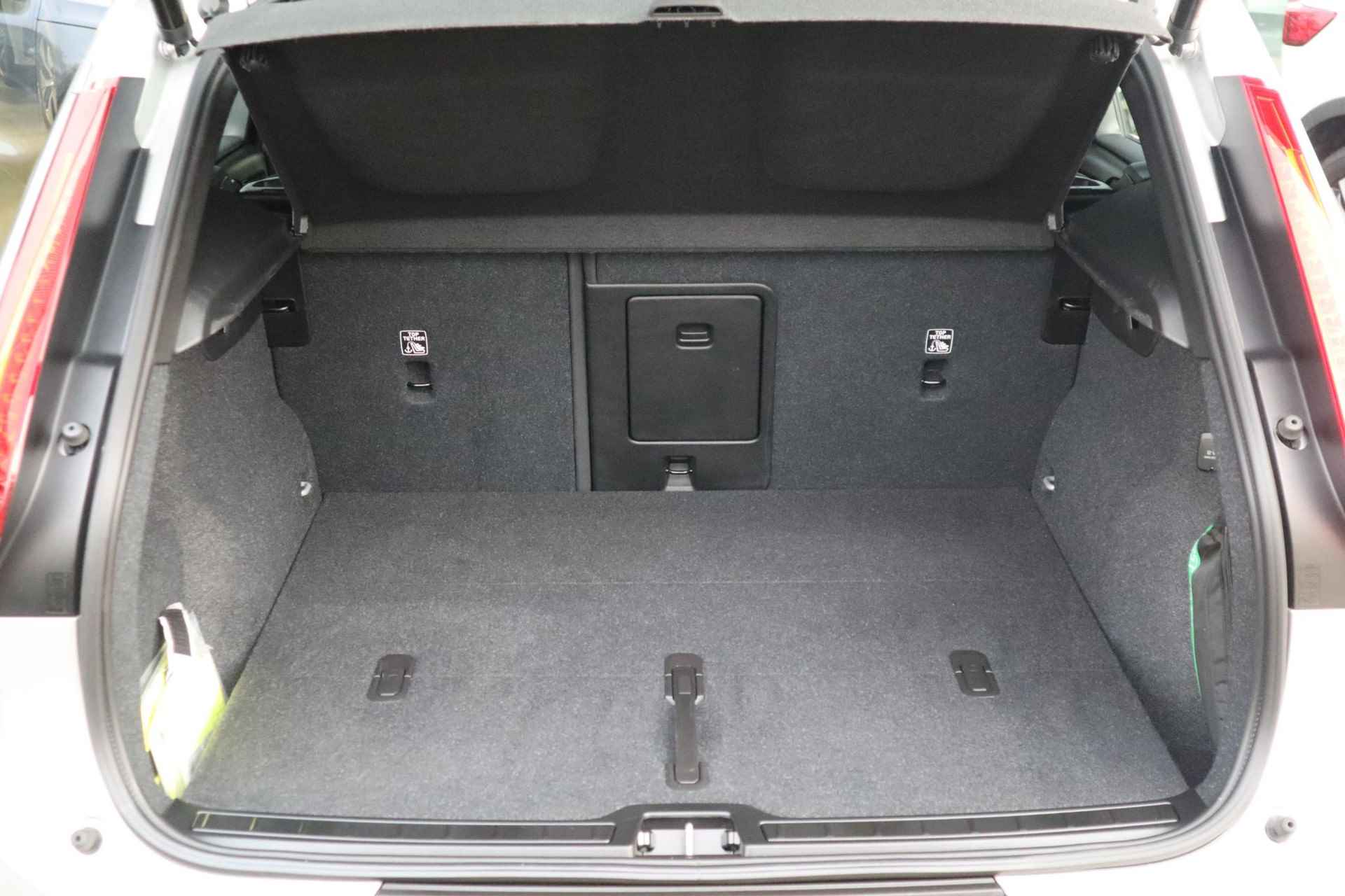 Volvo XC40 2.0 B4 Plus Dark | Verwarmbare voorstoelen| Verwarmbare voorruit| Stuurwielverwarming| Harman Kardon audiosysteem| Semi-elektrisch inklapbare trekhaak| - 18/39