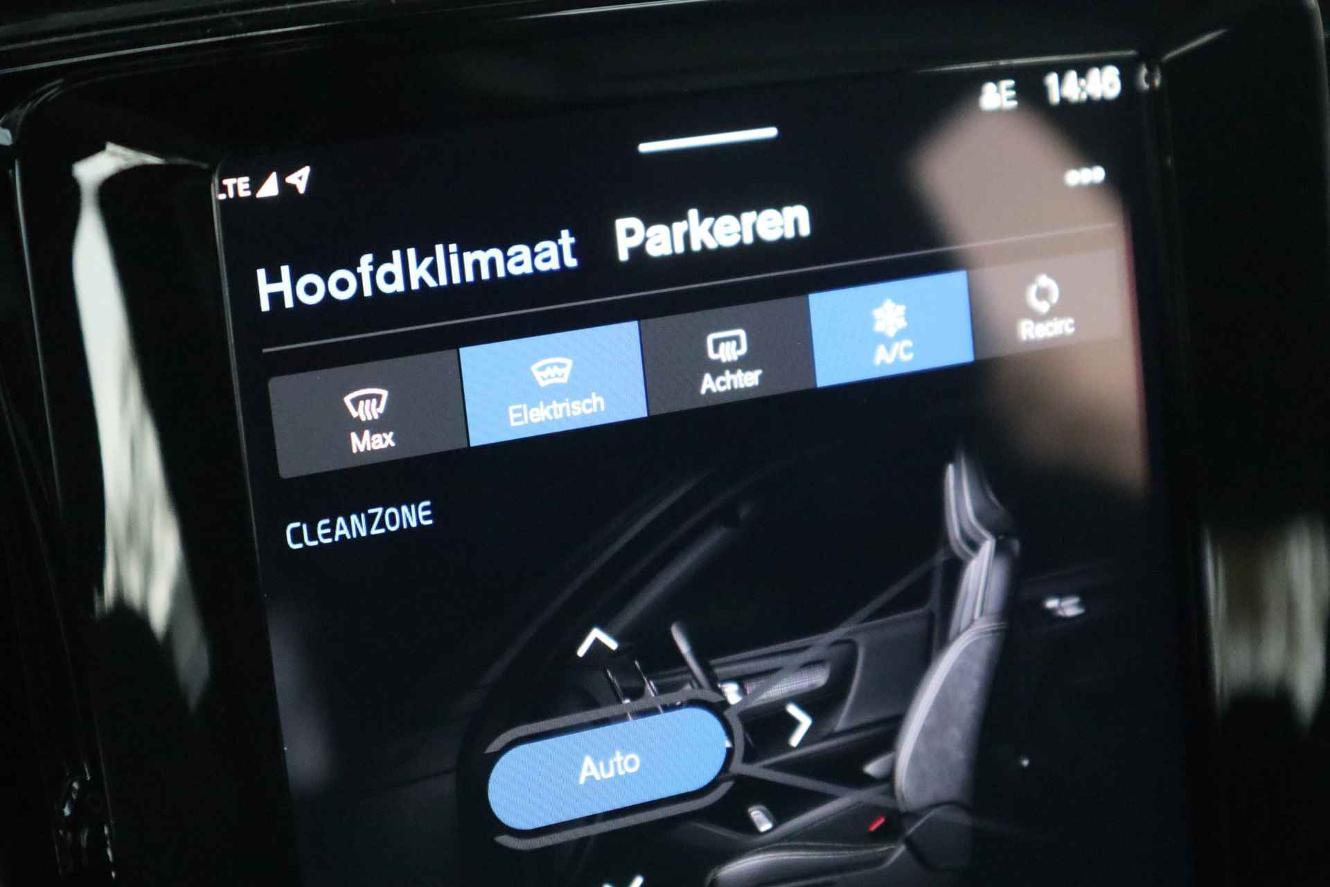 Volvo XC40 2.0 B4 Plus Dark | Verwarmbare voorstoelen| Verwarmbare voorruit| Stuurwielverwarming| Harman Kardon audiosysteem| Semi-elektrisch inklapbare trekhaak| - 34/39