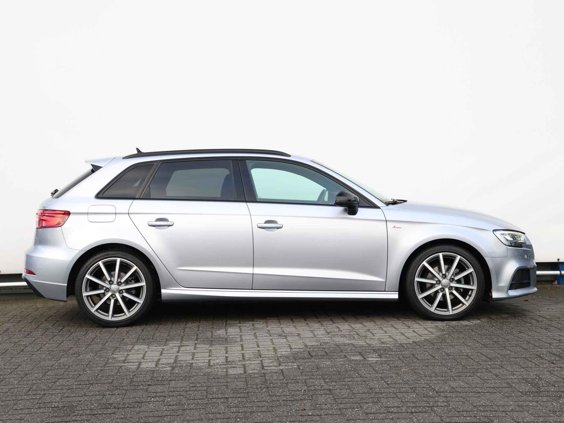 Audi A3 Sportback 35 TFSI CoD S Line 150pk S-tronic | Keylesss | Apple Carplay | 18" Velgen | Navi | LED | Cruise - 2/41