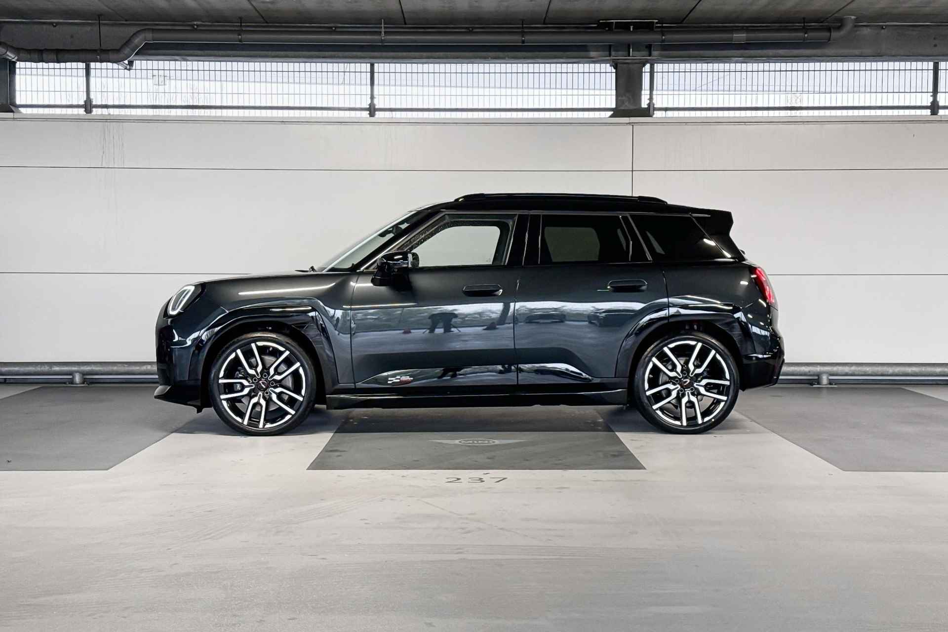 MINI Aceman SE John Cooper Works 54.2 kWh | Pakket XL | Dak en spiegelkappen in Jetblack - 2/22