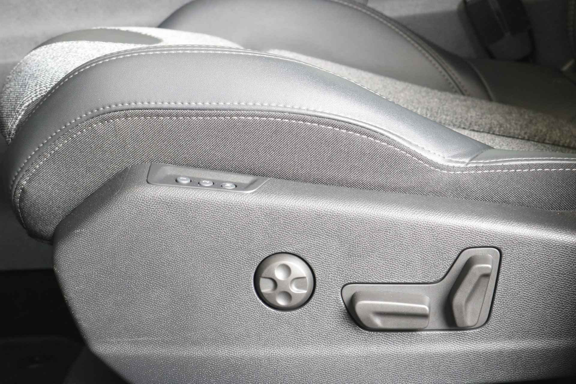 Peugeot 5008 1.2 130PK 7-zits Allure EAT8 Automaat | Navi | Camera | Clima | Cruise | Stoelverwarming | Elektrische Stoelverstelling | AGR-Bestuurdersstoel | Parkeersensoren V+A | 19" Lichtmetaal | - 27/51