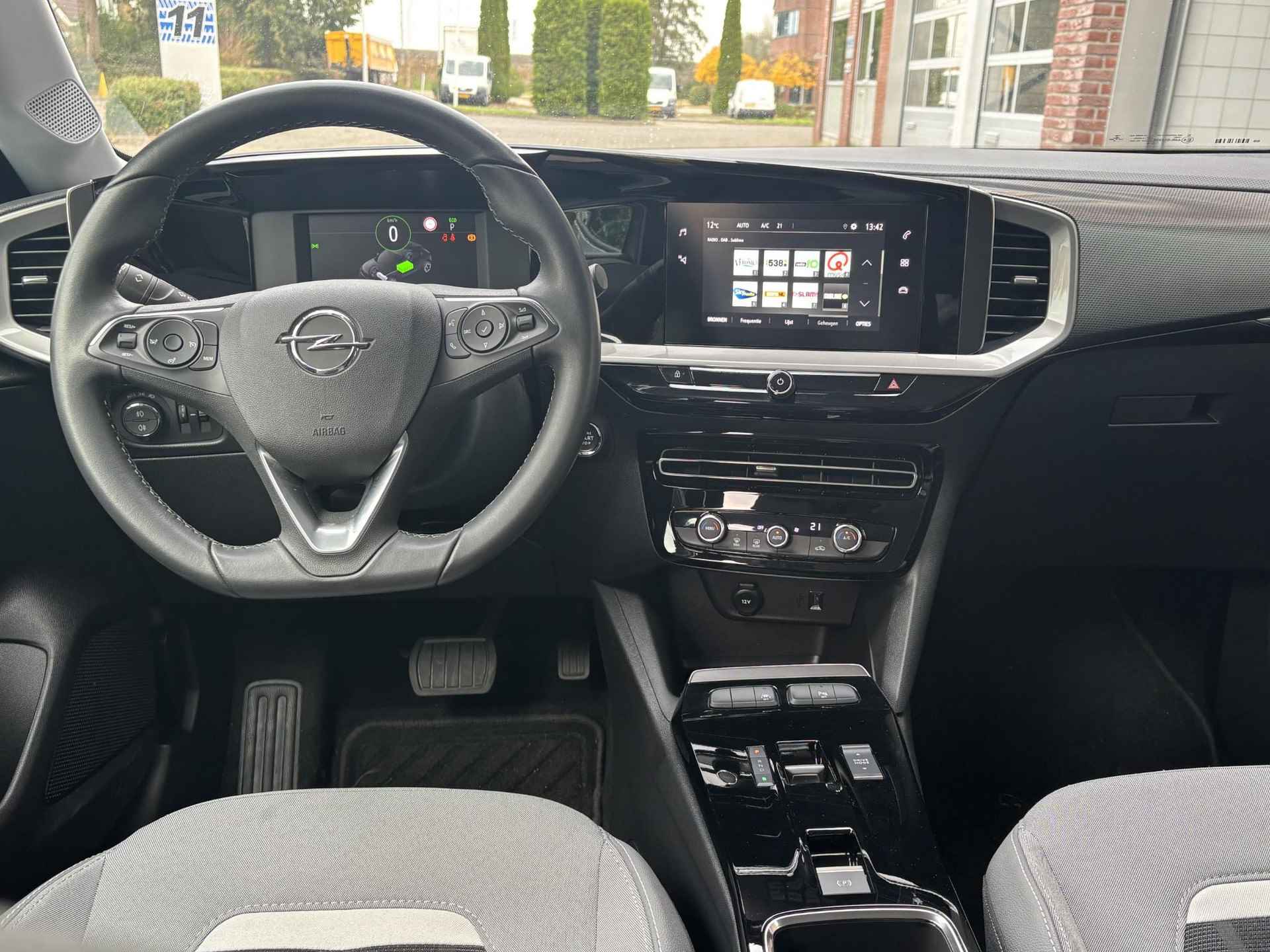 Opel Mokka Electric Elegance+ EV 3-FASEN 50 kWh 136pk |OPEL PURE PANEL|180° CAMERA|DODEHOEK WAARSCHUWING|APPLE CARPLAY|ANDROID AUTO|DAB+| - 18/56