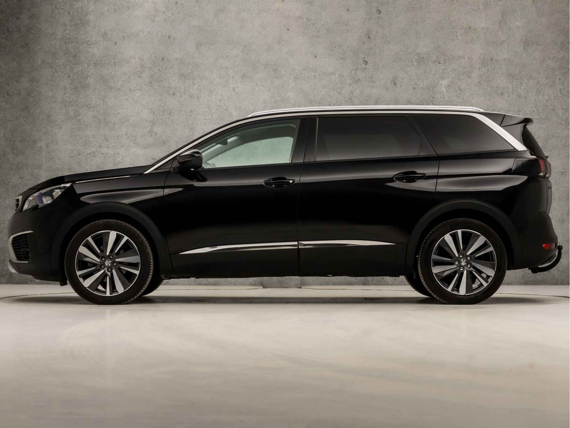 Peugeot 5008 1.2 PureTech Deluxe 7 Persoons Automaat (APPLE CARPLAY, GROOT NAVI, 360 CAMERA, MEMORY SEATS, BRUIN LEDER, TREKHAAK, ADAPTIVE CRUISE, LANE ASSIST, KEYLESS, GETINT GLAS, NIEUWE APK, NIEUWSTAAT) - 2/39