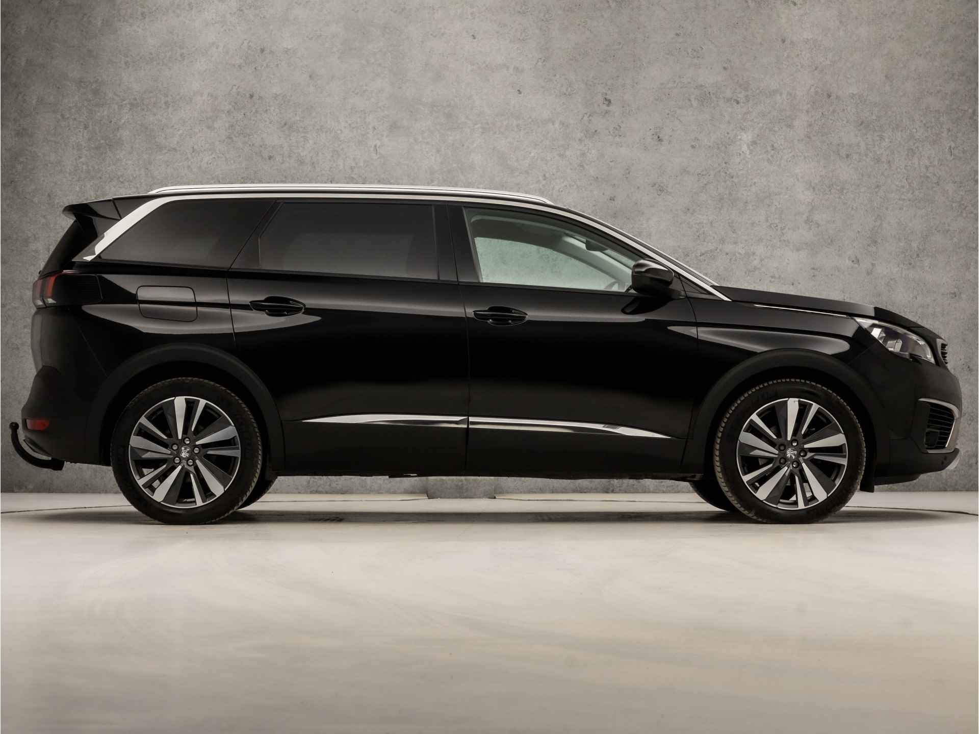 Peugeot 5008 1.2 PureTech Deluxe 7 Persoons Automaat (APPLE CARPLAY, GROOT NAVI, 360 CAMERA, MEMORY SEATS, BRUIN LEDER, TREKHAAK, ADAPTIVE CRUISE, LANE ASSIST, KEYLESS, GETINT GLAS, NIEUWE APK, NIEUWSTAAT) - 4/39