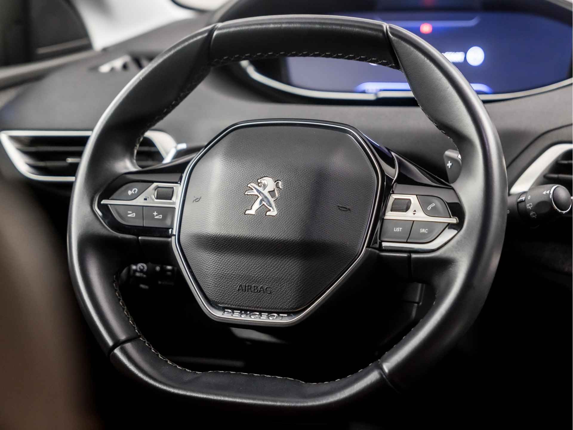 Peugeot 5008 1.2 PureTech Deluxe 7 Persoons Automaat (APPLE CARPLAY, GROOT NAVI, 360 CAMERA, MEMORY SEATS, BRUIN LEDER, TREKHAAK, ADAPTIVE CRUISE, LANE ASSIST, KEYLESS, GETINT GLAS, NIEUWE APK, NIEUWSTAAT) - 19/39