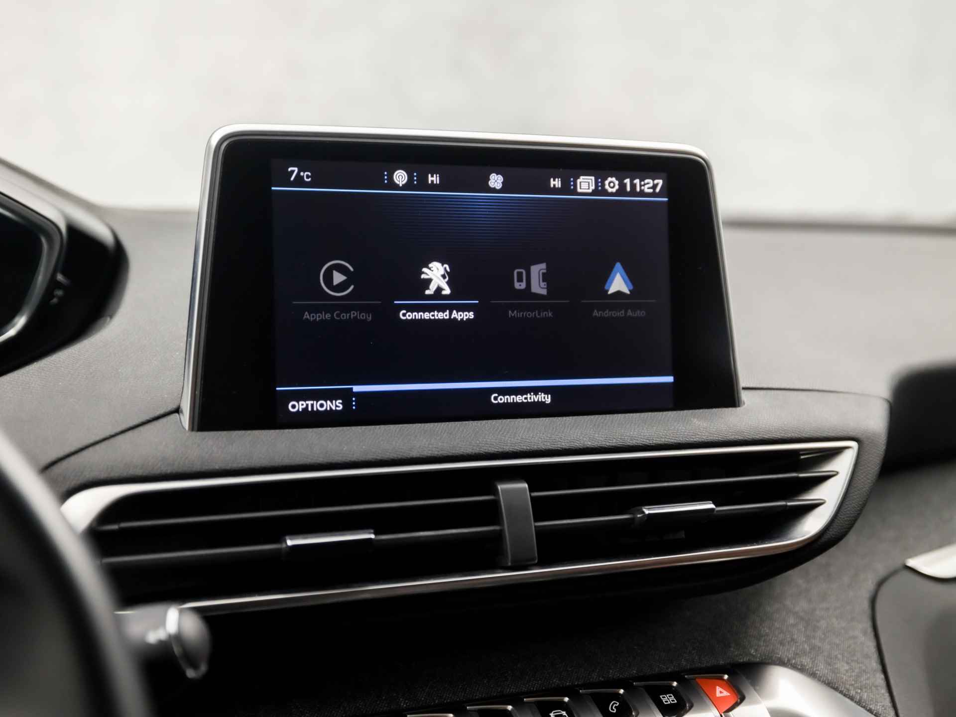 Peugeot 5008 1.2 PureTech Deluxe 7 Persoons Automaat (APPLE CARPLAY, GROOT NAVI, 360 CAMERA, MEMORY SEATS, BRUIN LEDER, TREKHAAK, ADAPTIVE CRUISE, LANE ASSIST, KEYLESS, GETINT GLAS, NIEUWE APK, NIEUWSTAAT) - 26/39