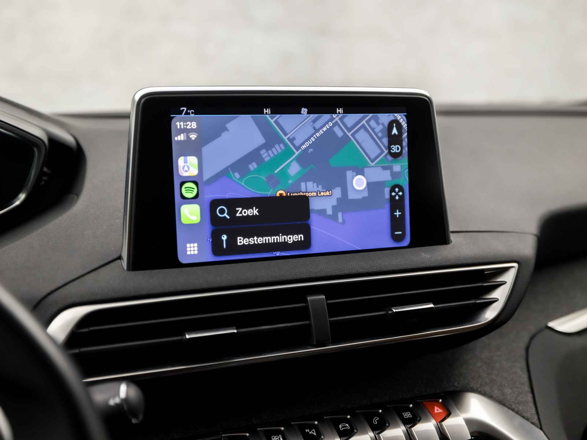 Peugeot 5008 1.2 PureTech Deluxe 7 Persoons Automaat (APPLE CARPLAY, GROOT NAVI, 360 CAMERA, MEMORY SEATS, BRUIN LEDER, TREKHAAK, ADAPTIVE CRUISE, LANE ASSIST, KEYLESS, GETINT GLAS, NIEUWE APK, NIEUWSTAAT) - 27/39