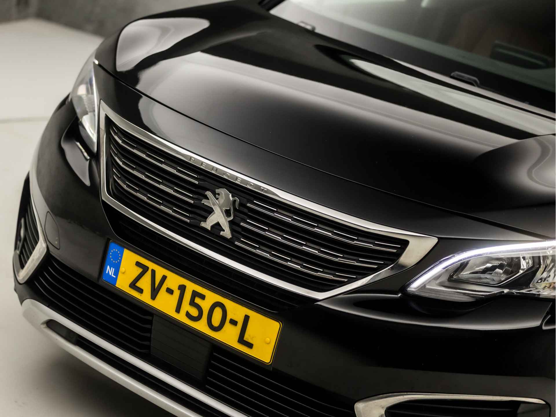 Peugeot 5008 1.2 PureTech Deluxe 7 Persoons Automaat (APPLE CARPLAY, GROOT NAVI, 360 CAMERA, MEMORY SEATS, BRUIN LEDER, TREKHAAK, ADAPTIVE CRUISE, LANE ASSIST, KEYLESS, GETINT GLAS, NIEUWE APK, NIEUWSTAAT) - 34/39