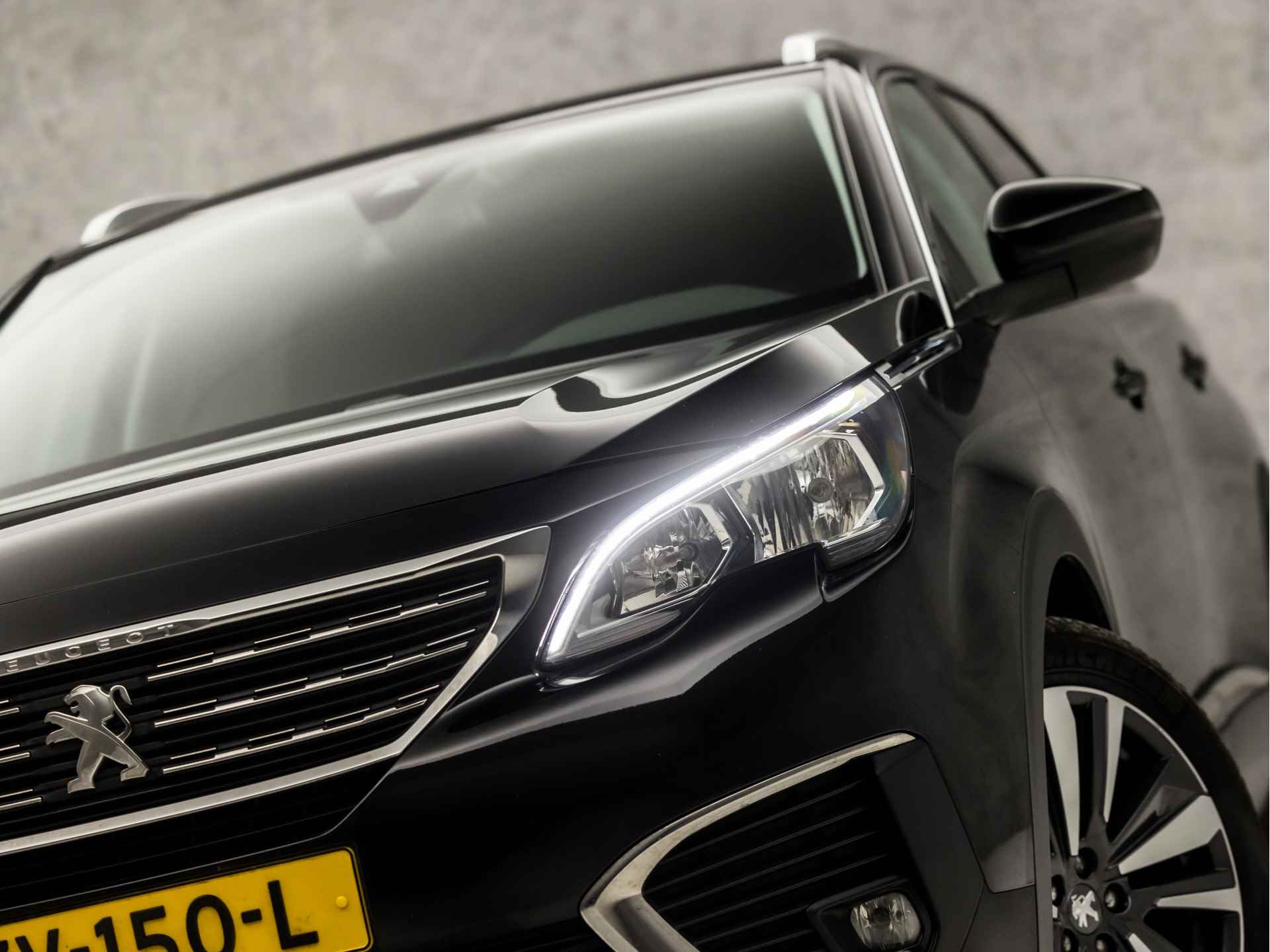 Peugeot 5008 1.2 PureTech Deluxe 7 Persoons Automaat (APPLE CARPLAY, GROOT NAVI, 360 CAMERA, MEMORY SEATS, BRUIN LEDER, TREKHAAK, ADAPTIVE CRUISE, LANE ASSIST, KEYLESS, GETINT GLAS, NIEUWE APK, NIEUWSTAAT) - 35/39