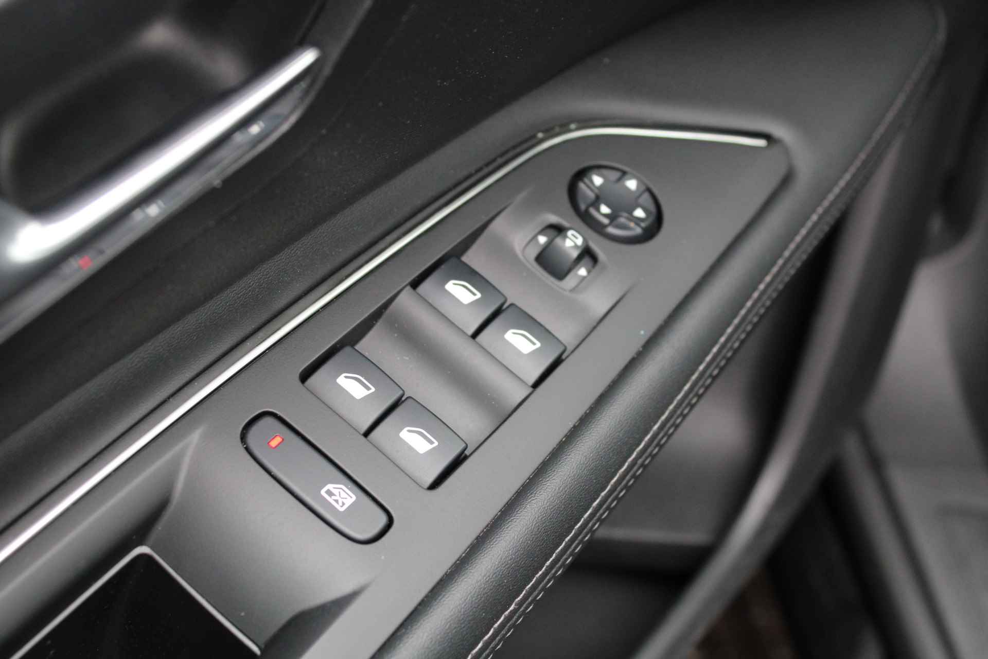 Peugeot 3008 SUV 1.2 PureTech 130pk EAT8 Allure | Automaat | Navigatie | Camera | Keyless | Bluetooth | 67.000km | - 16/31