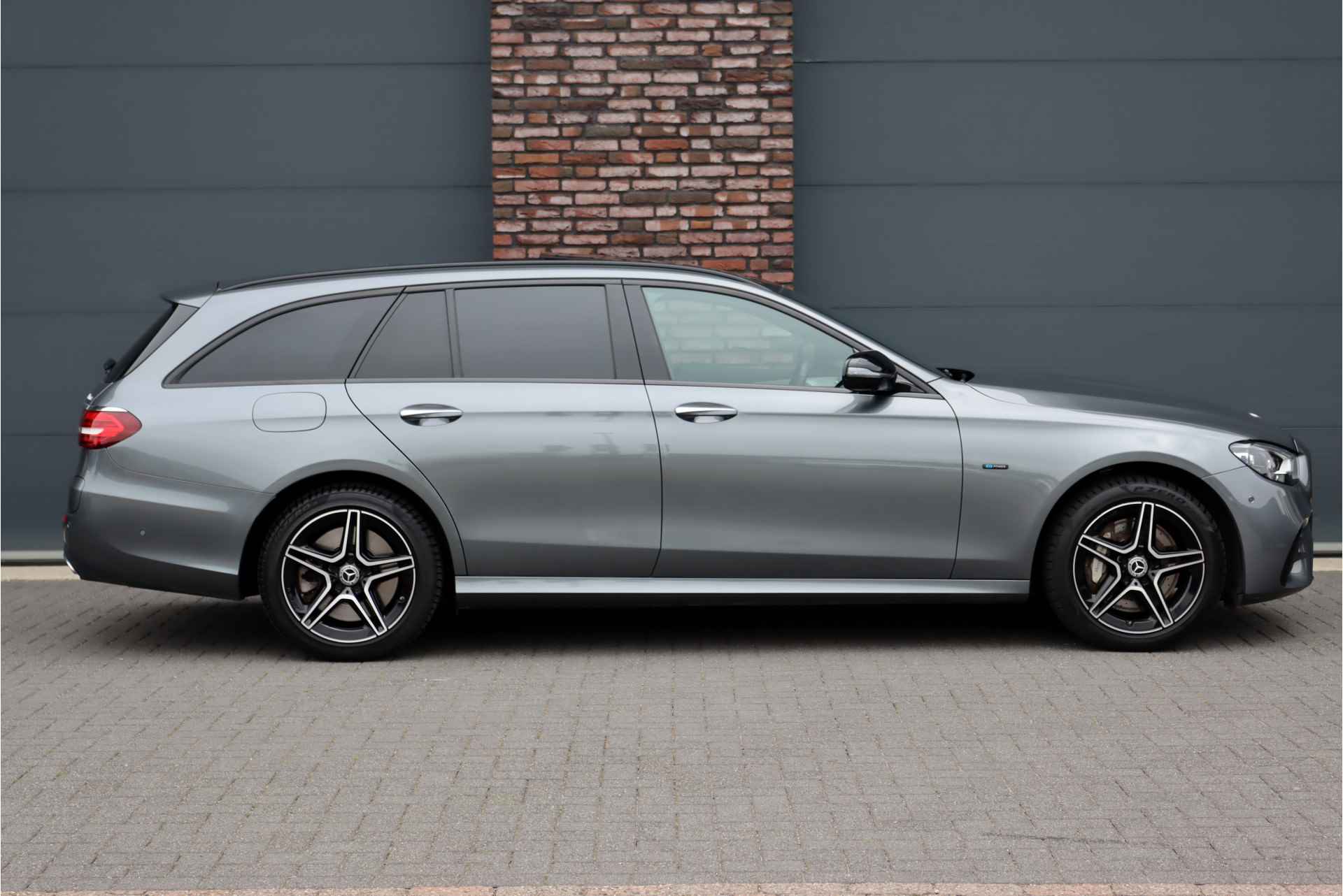 Mercedes-Benz E-Klasse Estate 300 de 4MATIC Premium+ AMG Line Aut9 | Panoramadak | Distronic+ | Memory | Burmester | Trekhaak | Surround Camera | Keyless Go | Stoelverwarming | Sfeerverlichting | Rijassistentiepakket+ | - 12/52