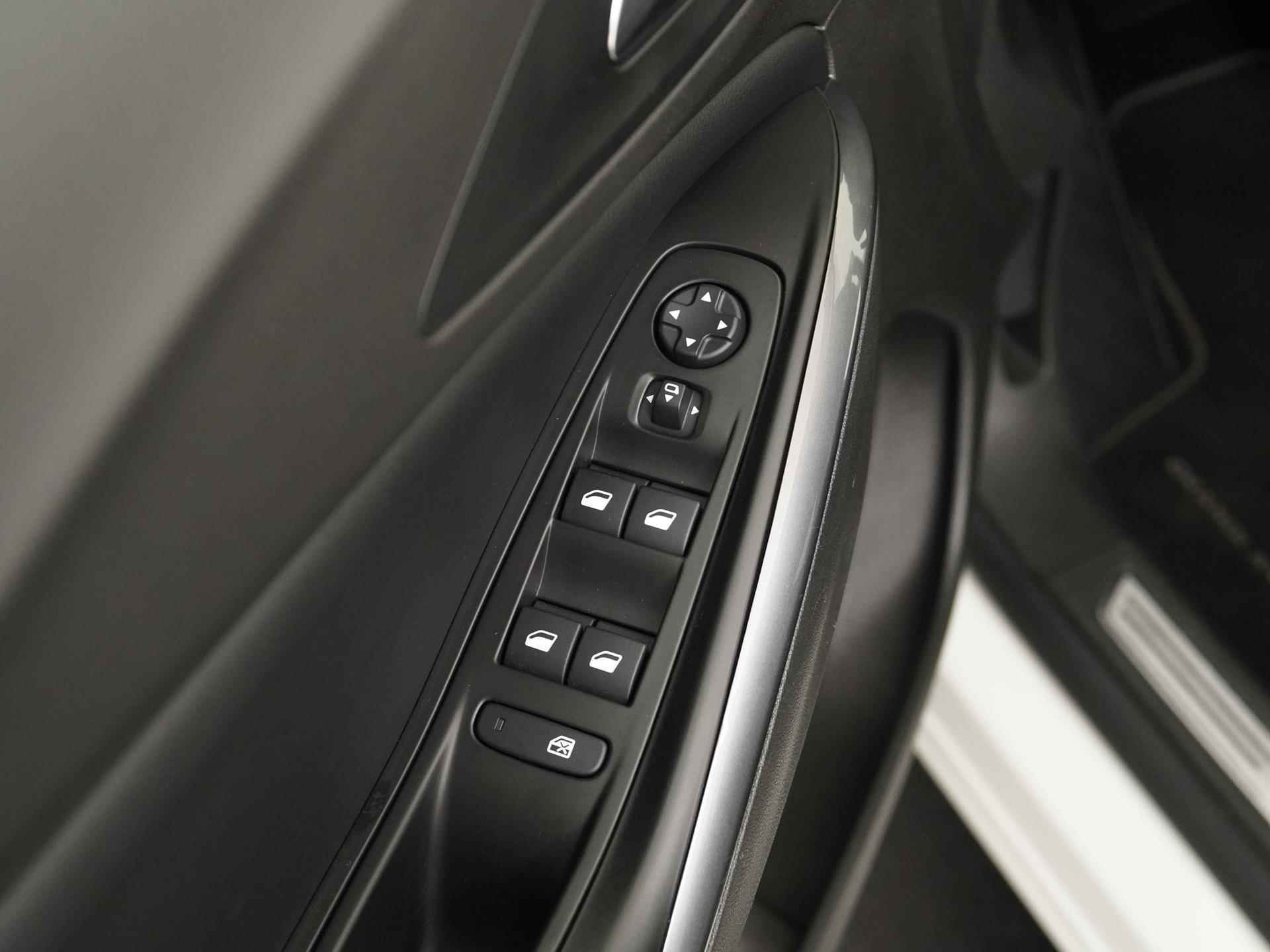 Opel Grandland X 1.2 Turbo Innovation | LED | Camera | Comfort stoelen | Elek klep |  Zondag Open! - 34/38