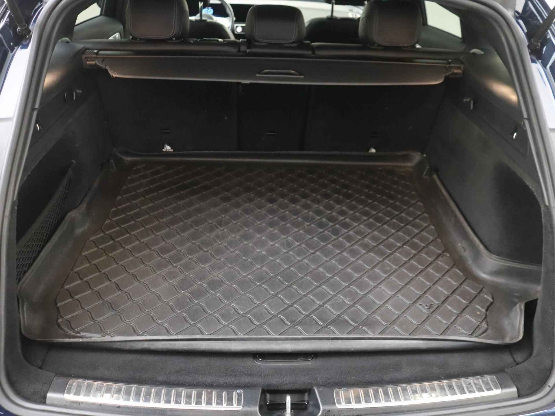 Mercedes-Benz EQC 400 4MATIC Business Solution AMG 80 kWh / Stoelverwarming / Memory-Stoelen / Panaroma-schuifdak / Trekhaak / Rij-assistentiepakket / Achteruitrijcamera / - 32/35