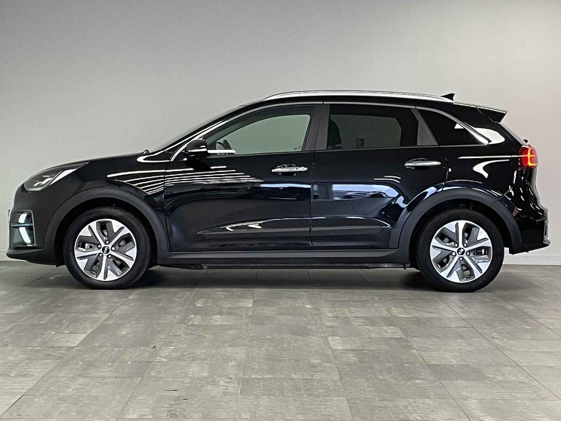 Kia e-Niro ExecutiveLine 64 kWh Stoelverwarming V+A / APPLE CARPLAY/ANDROID AUTO / SCHUIF|KANTELDAK - 6/35