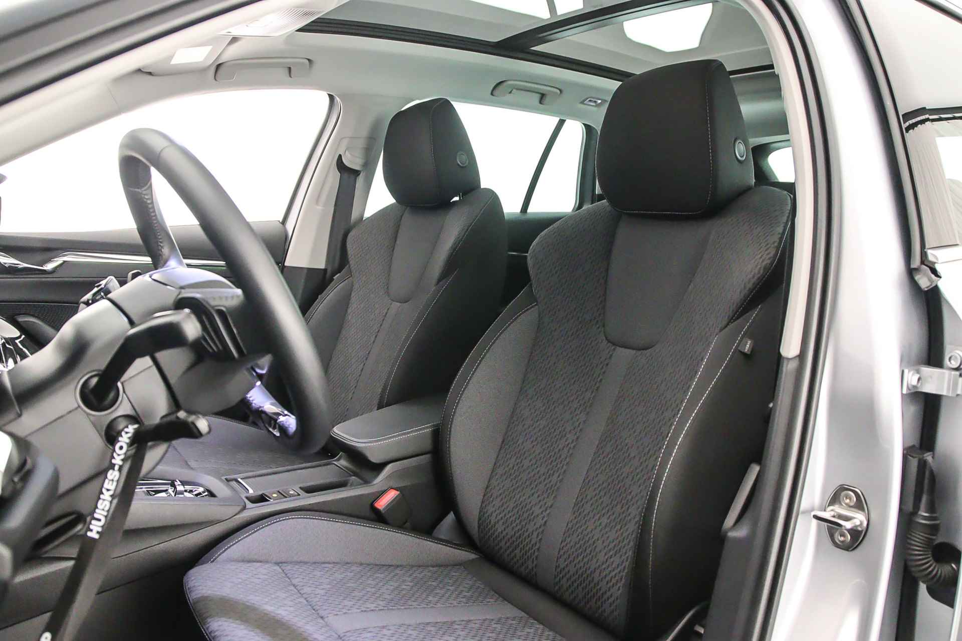 Škoda Octavia Combi Business Edition Plus 1.5 eTSI 150pk DSG Automaat Panoramadak, Adaptive cruise control, Navigatie, Achteruitrijcamera, Elektrische achterklep, Airco, Stoelverwarming, Parkeersensoren, Stuurwiel verwarmd - 4/42