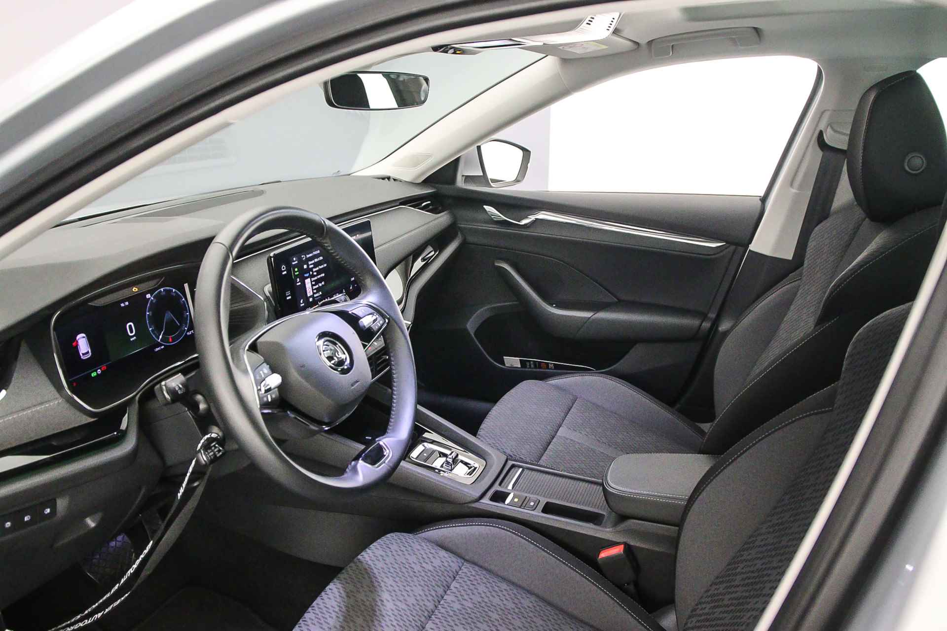 Škoda Octavia Combi Business Edition Plus 1.5 eTSI 150pk DSG Automaat Panoramadak, Adaptive cruise control, Navigatie, Achteruitrijcamera, Elektrische achterklep, Airco, Stoelverwarming, Parkeersensoren, Stuurwiel verwarmd - 5/42
