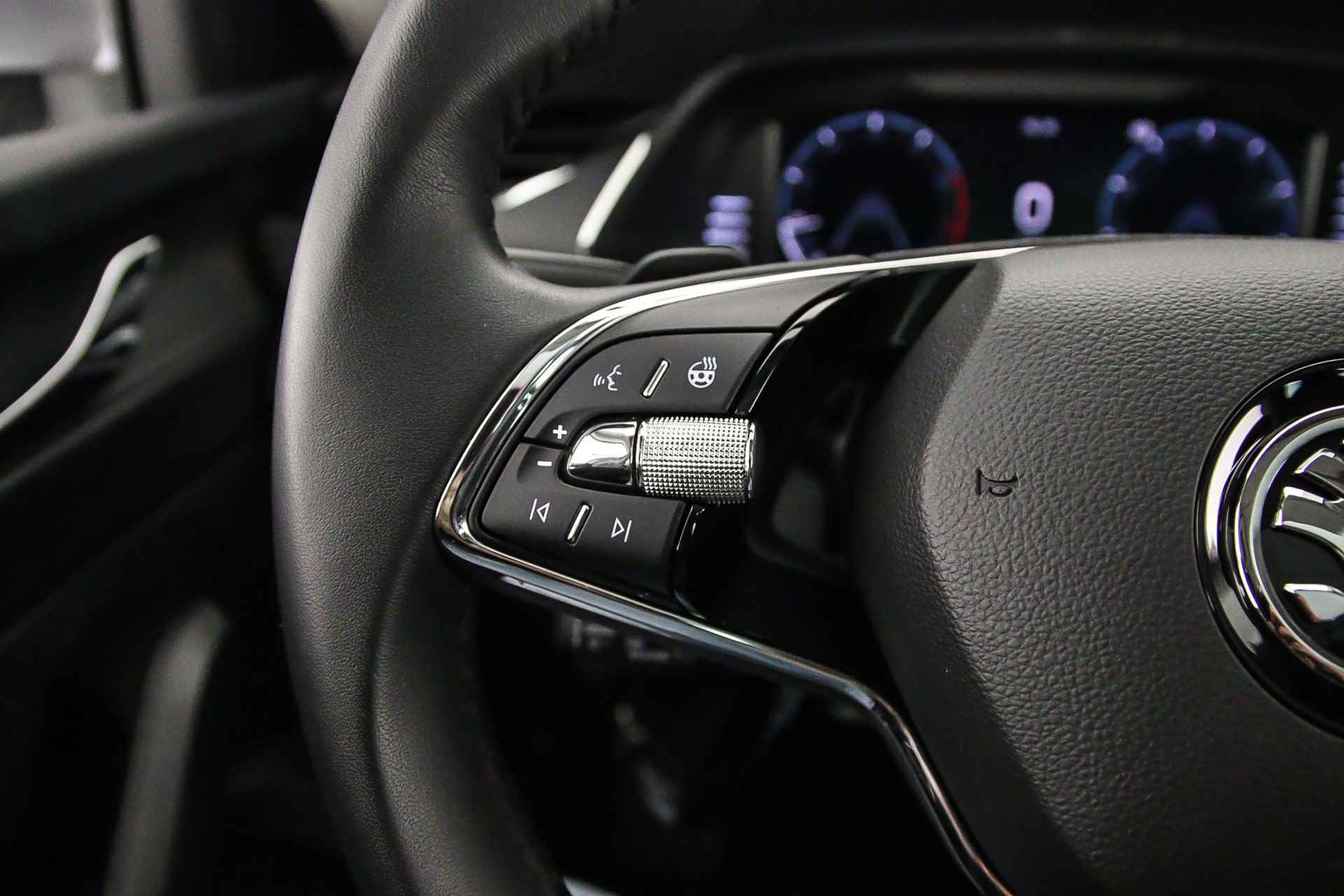 Škoda Octavia Combi Business Edition Plus 1.5 eTSI 150pk DSG Automaat Panoramadak, Adaptive cruise control, Navigatie, Achteruitrijcamera, Elektrische achterklep, Airco, Stoelverwarming, Parkeersensoren, Stuurwiel verwarmd - 13/42