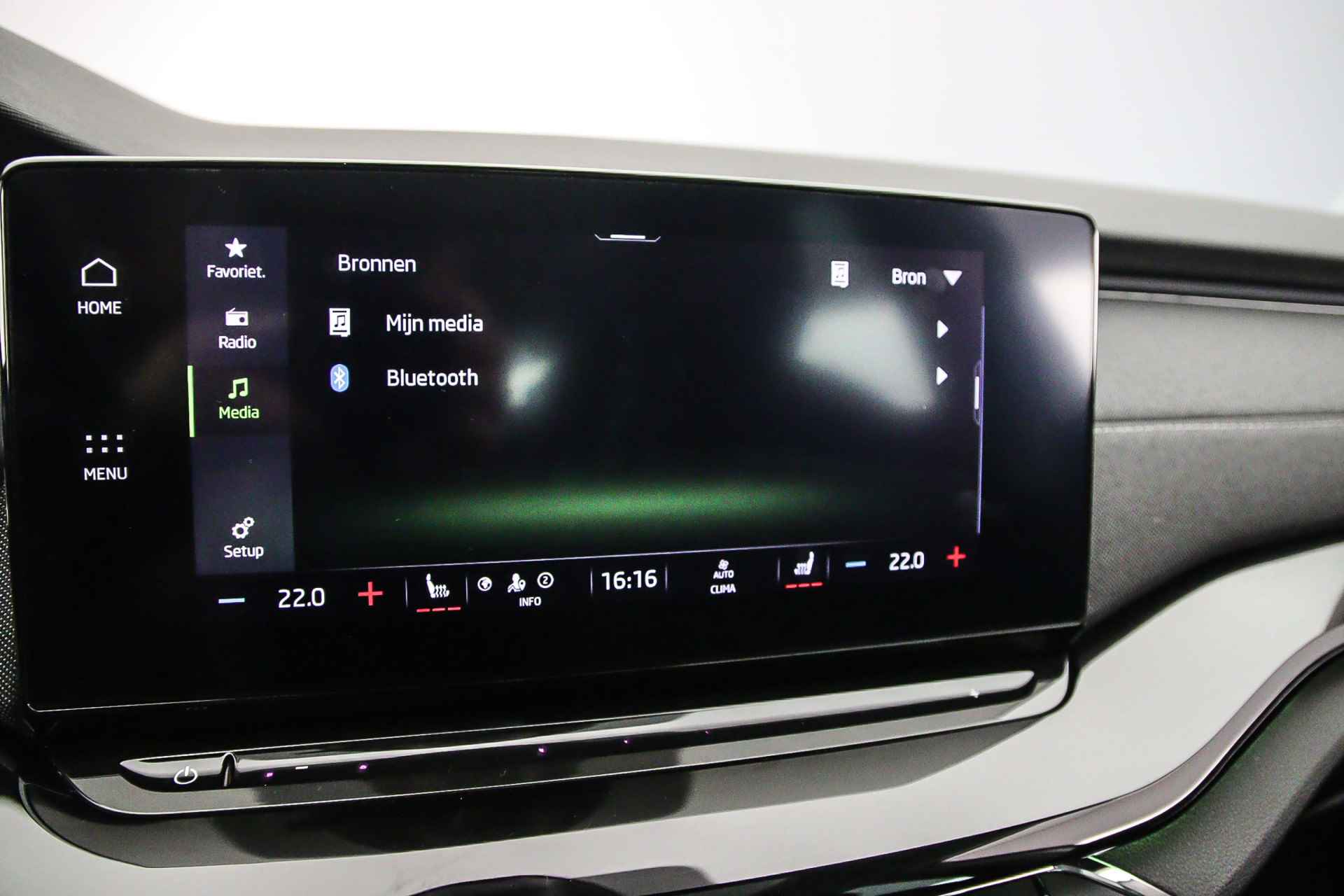 Škoda Octavia Combi Business Edition Plus 1.5 eTSI 150pk DSG Automaat Panoramadak, Adaptive cruise control, Navigatie, Achteruitrijcamera, Elektrische achterklep, Airco, Stoelverwarming, Parkeersensoren, Stuurwiel verwarmd - 18/42