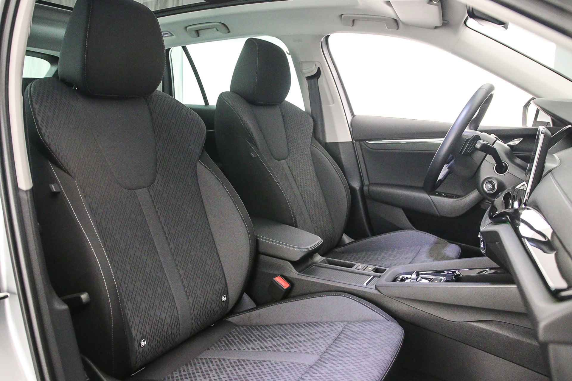 Škoda Octavia Combi Business Edition Plus 1.5 eTSI 150pk DSG Automaat Panoramadak, Adaptive cruise control, Navigatie, Achteruitrijcamera, Elektrische achterklep, Airco, Stoelverwarming, Parkeersensoren, Stuurwiel verwarmd - 33/42