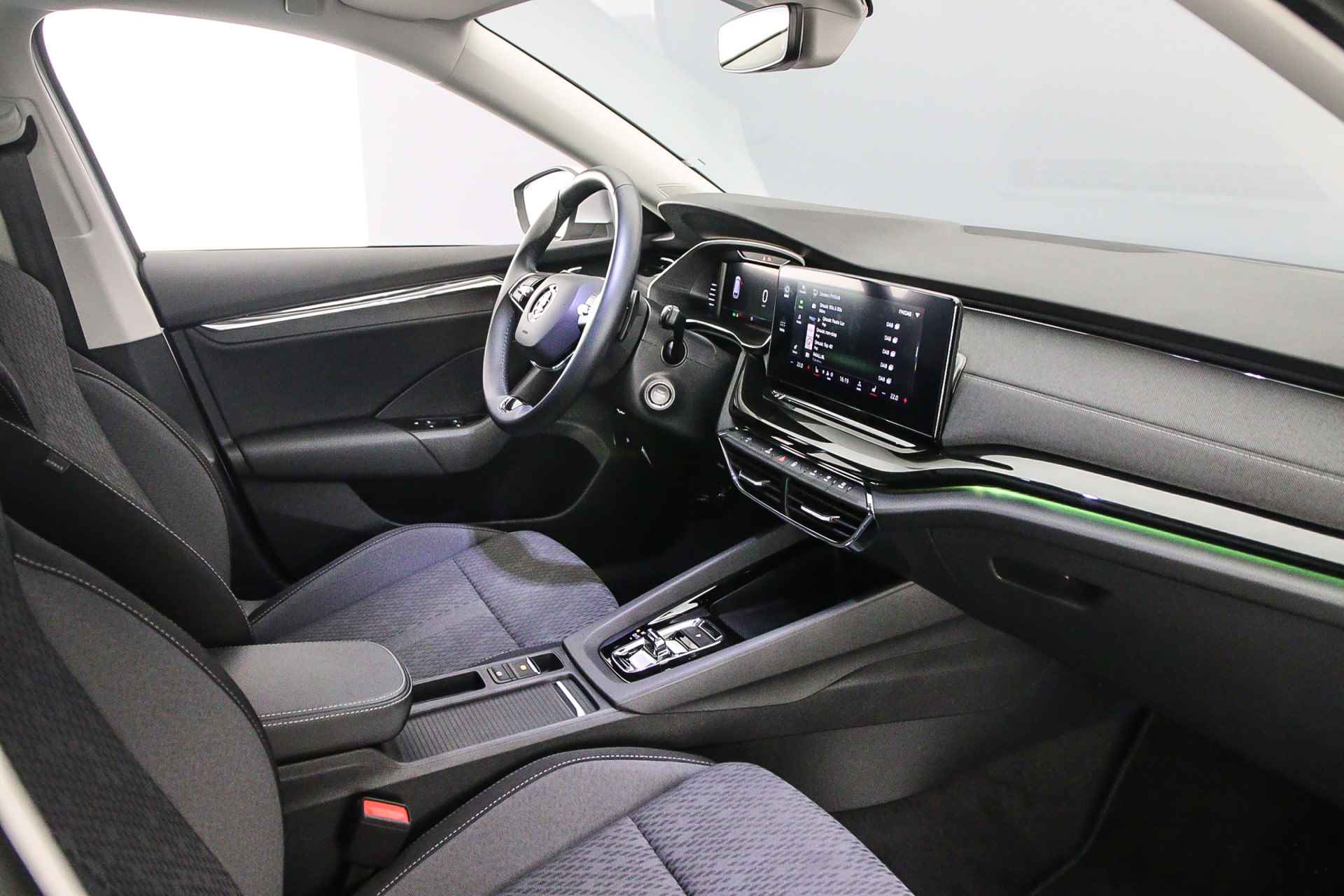 Škoda Octavia Combi Business Edition Plus 1.5 eTSI 150pk DSG Automaat Panoramadak, Adaptive cruise control, Navigatie, Achteruitrijcamera, Elektrische achterklep, Airco, Stoelverwarming, Parkeersensoren, Stuurwiel verwarmd - 34/42