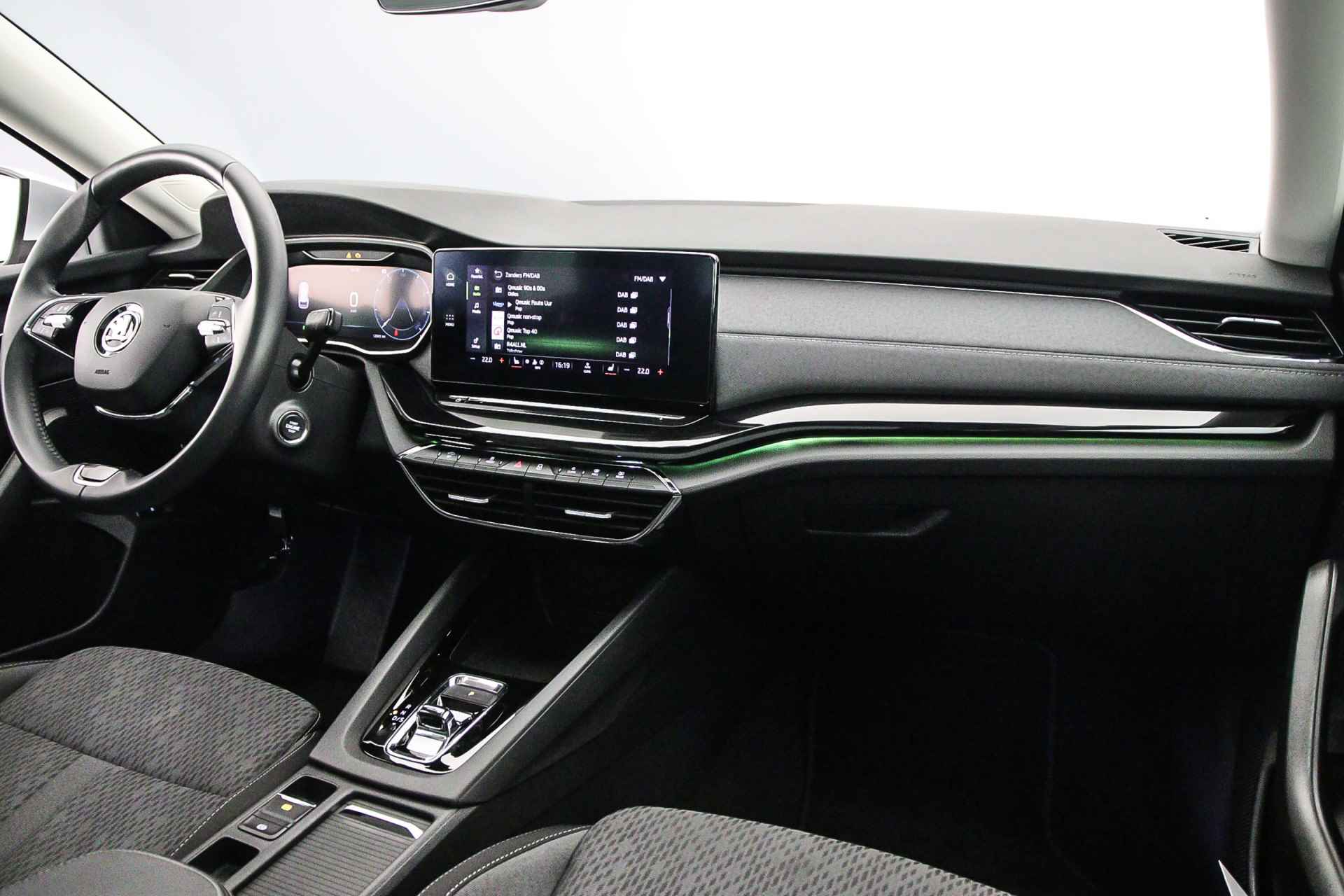 Škoda Octavia Combi Business Edition Plus 1.5 eTSI 150pk DSG Automaat Panoramadak, Adaptive cruise control, Navigatie, Achteruitrijcamera, Elektrische achterklep, Airco, Stoelverwarming, Parkeersensoren, Stuurwiel verwarmd - 37/42