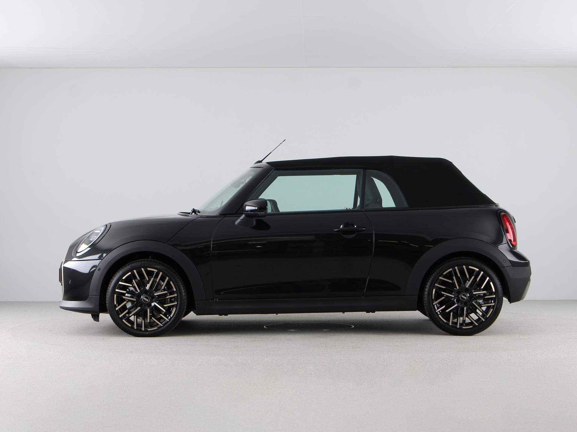 MINI Cooper Cabrio C Favoured Pakket M PRIVATE LEASE EUR 749,- (48 mnd/10.000 km) - 30/33