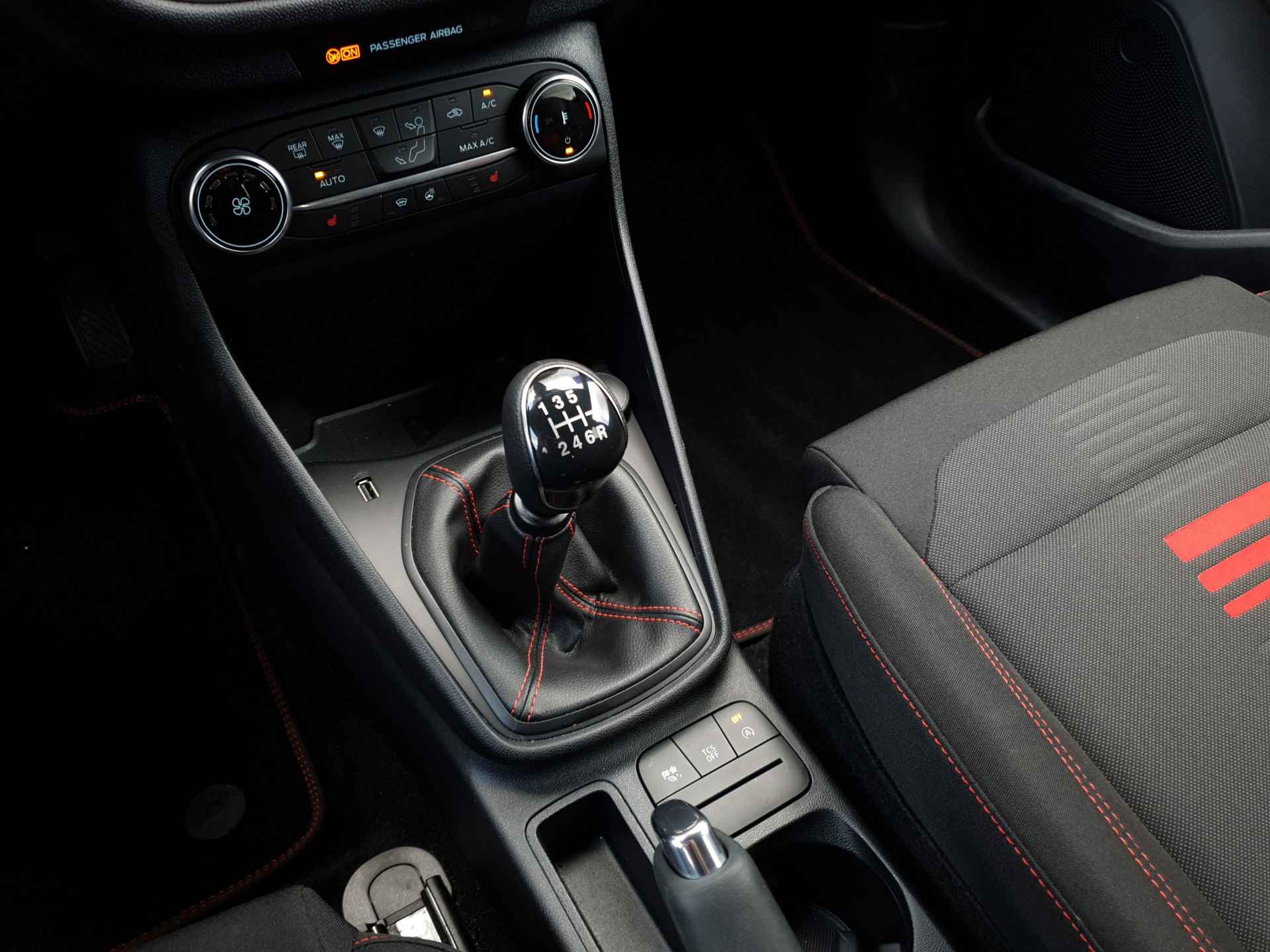 Ford Fiesta 1.0 Hybrid 125pk | Stoelverwarming | Keyless entry | Cruise Control | Apple Carplay/Android Auto - 26/36