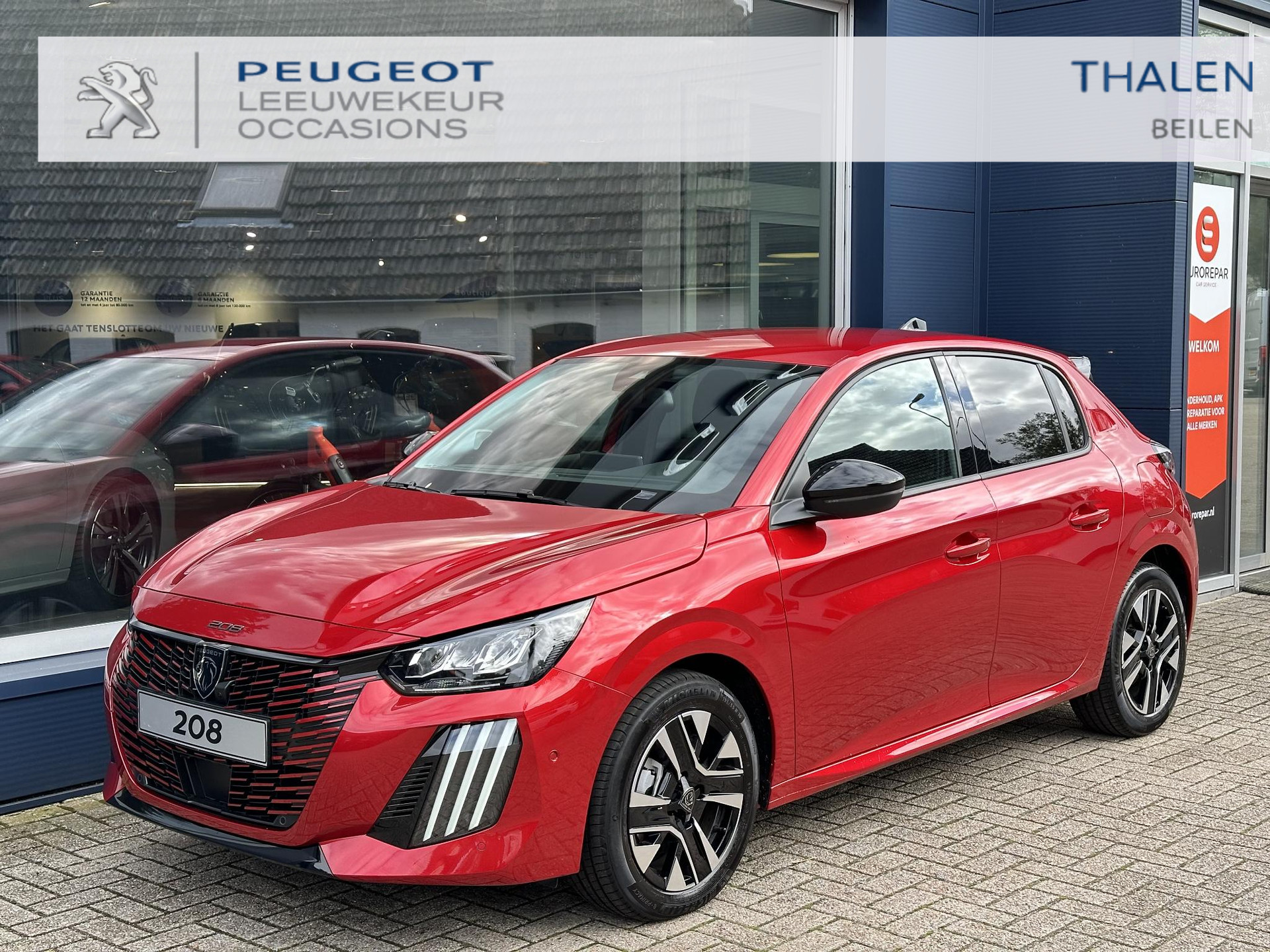 Peugeot 208 Hybrid 100 e-DCS6 Allure | Hybride Automaat | Slechts 3000 KM | Navigatie | 360 Graden Camera | Dode Hoek Detectie | Climate Control | LED Verlichting | Cruise Control | Half Lederen Bekleding | Spoiler | Lichtmetalen Velgen |