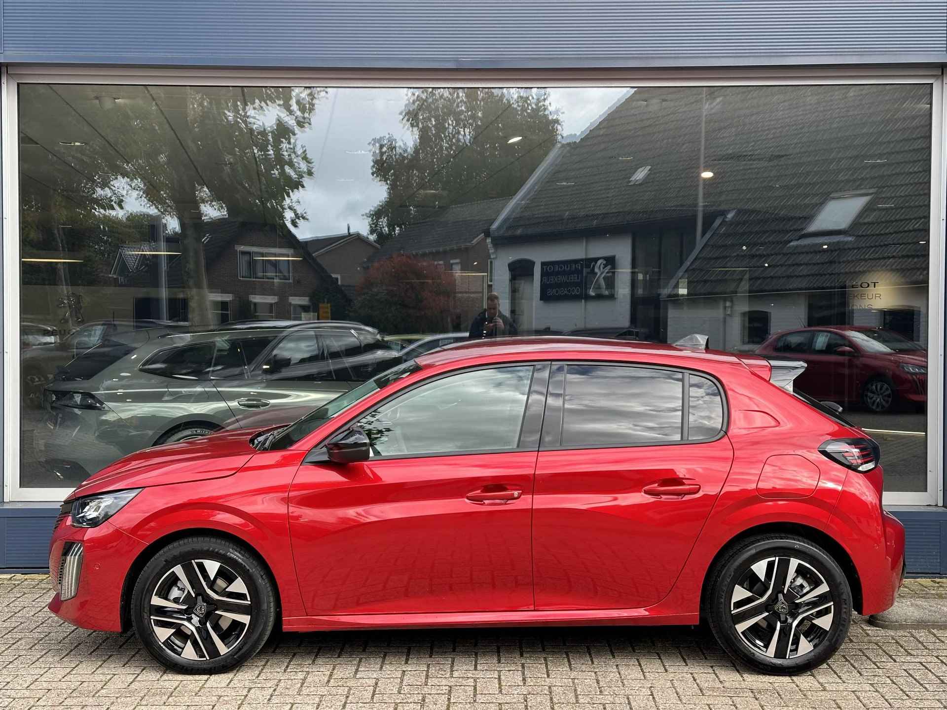 Peugeot 208 Hybrid 100 e-DCS6 Allure | Hybride Automaat | Slechts 3000 KM | Navigatie | 360 Graden Camera | Dode Hoek Detectie | Climate Control | LED Verlichting | Cruise Control | Half Lederen Bekleding | Spoiler | Lichtmetalen Velgen | - 3/58