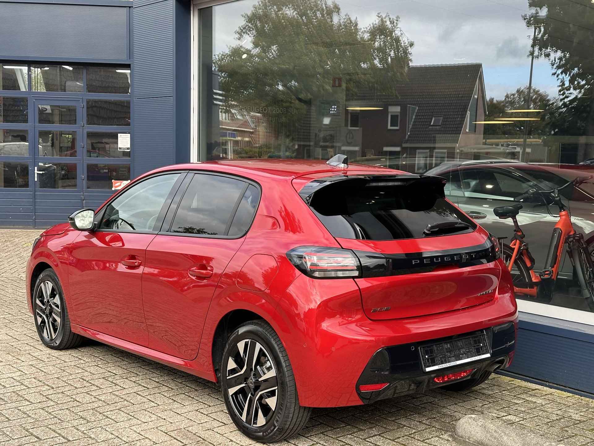 Peugeot 208 Hybrid 100 e-DCS6 Allure | Hybride Automaat | Slechts 3000 KM | Navigatie | 360 Graden Camera | Dode Hoek Detectie | Climate Control | LED Verlichting | Cruise Control | Half Lederen Bekleding | Spoiler | Lichtmetalen Velgen | - 6/58