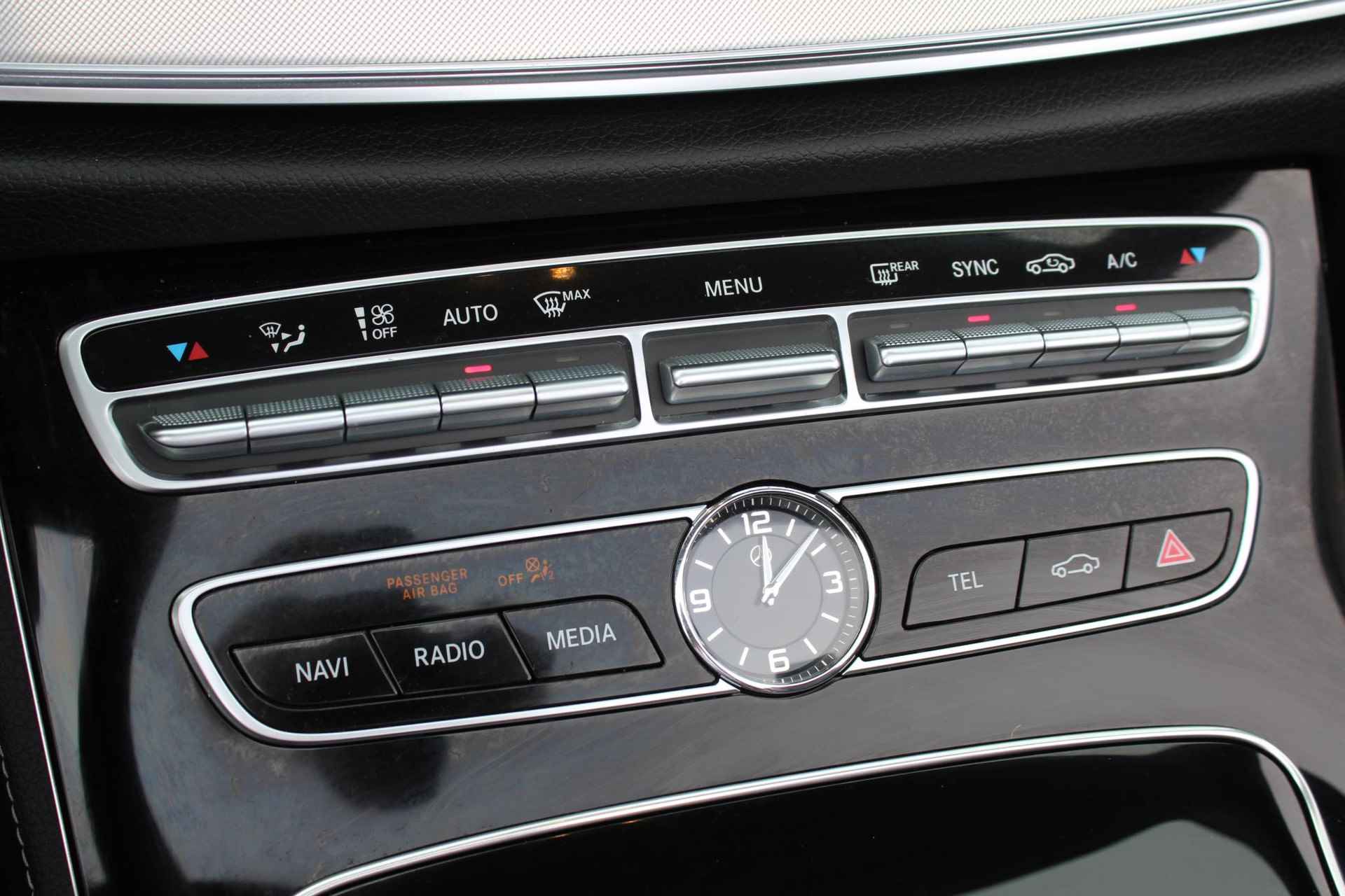 Mercedes-Benz E-klasse Cabrio 200 Premium Plus AUTOMAAT / Navigatie + Apple Carplay/Android Auto / Cruise Control / Voorstoelen Verwarmd / lederen Bekleding / Trekhaak Afneembaar (1800 KG) / - 4/47