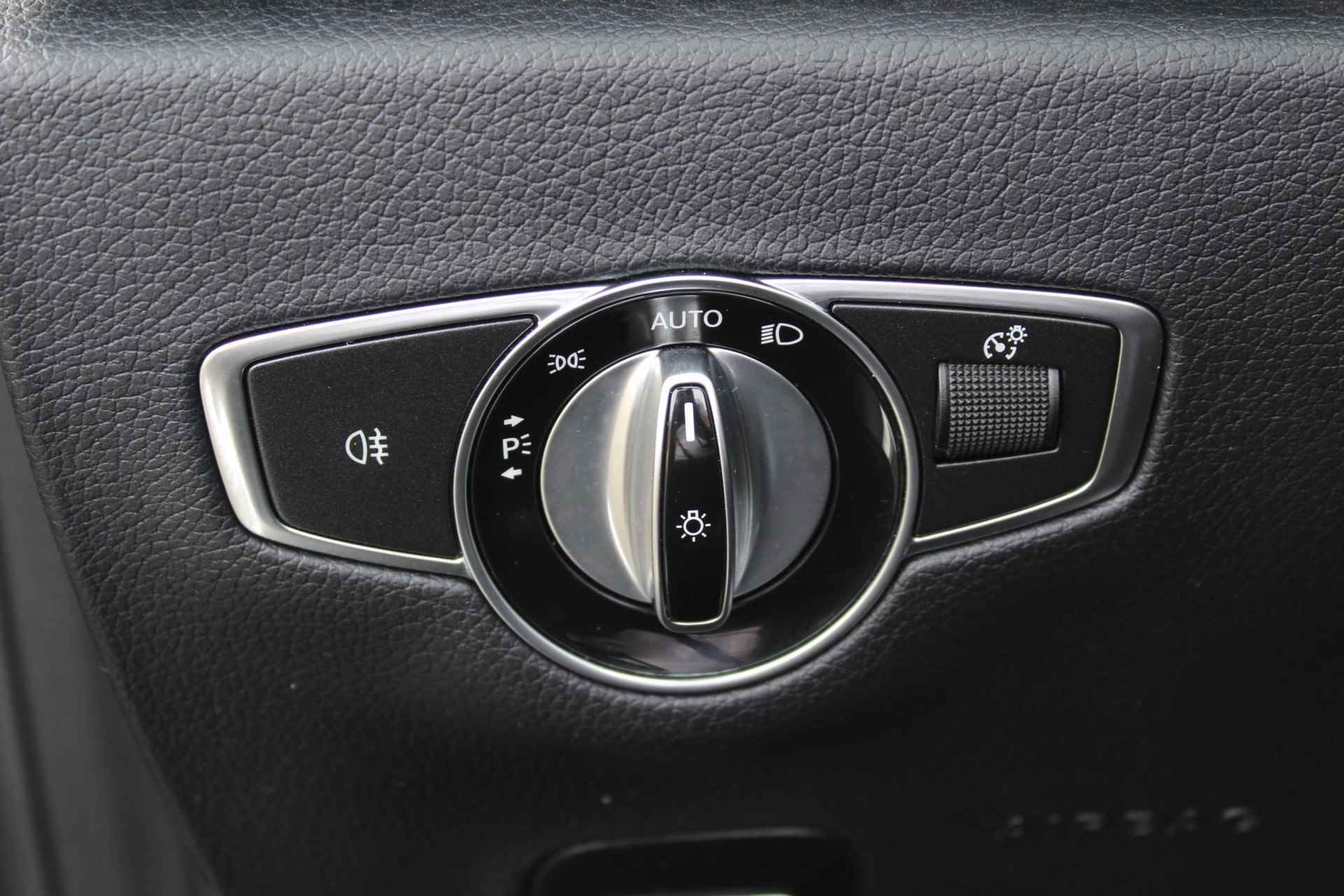 Mercedes-Benz E-klasse Cabrio 200 Premium Plus AUTOMAAT / Navigatie + Apple Carplay/Android Auto / Cruise Control / Voorstoelen Verwarmd / lederen Bekleding / Trekhaak Afneembaar (1800 KG) / - 35/47