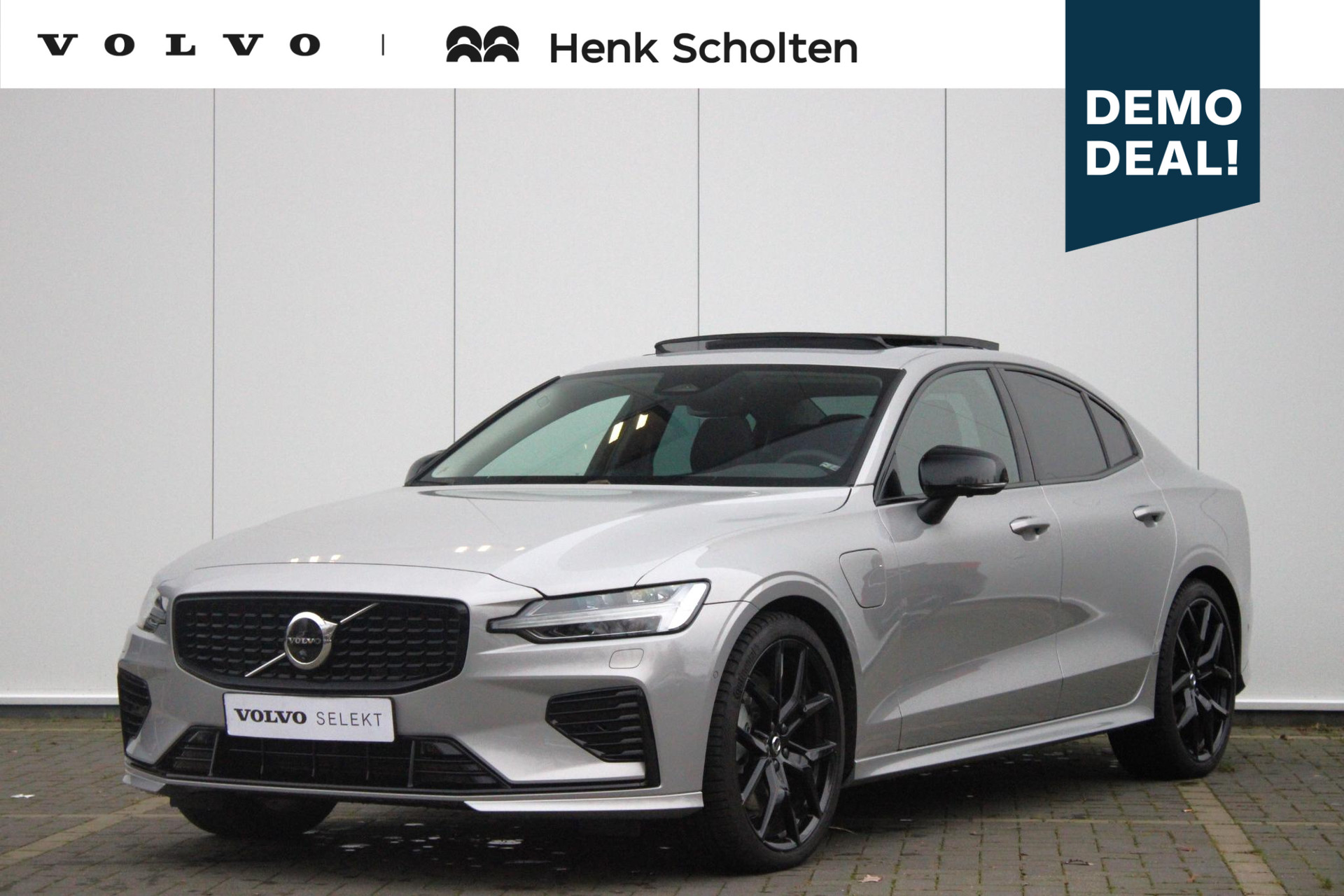 Volvo S60 Recharge T6 AWD AUT8 350PK Plus Dark, Exterieur Styling Kit, Dubbel Geïntegreerde eindpijpen, 20" Polestar Velgen in Black, Panoramisch Schuif-/kanteldak, Harman Kardon, Park Assist + 360° Camera, Adaptive Cruise Contol + Pilot Assist, Elektrisch verstelbare voorstoelen met geheugen, Keyless Entry,