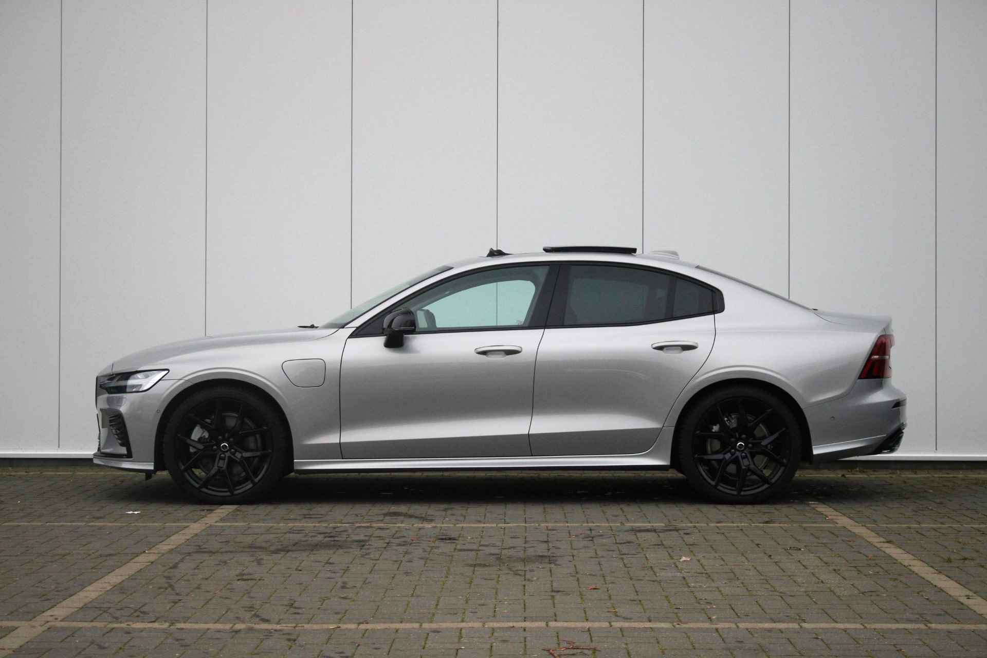 Volvo S60 Recharge T6 AWD AUT8 350PK Plus Dark, Exterieur Styling Kit, Dubbel Geïntegreerde eindpijpen, 20" Polestar Velgen in Black, Panoramisch Schuif-/kanteldak, Harman Kardon, Park Assist + 360° Camera, Adaptive Cruise Contol + Pilot Assist, Elektrisch verstelbare voorstoelen met geheugen, Keyless Entry, - 30/39