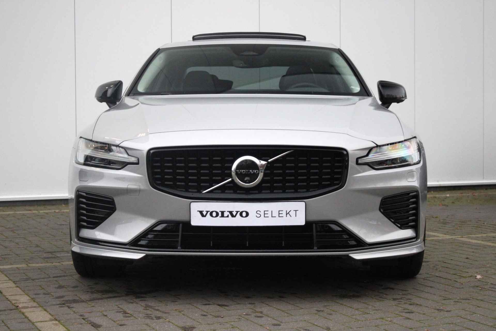 Volvo S60 Recharge T6 AWD AUT8 350PK Plus Dark, Exterieur Styling Kit, Dubbel Geïntegreerde eindpijpen, 20" Polestar Velgen in Black, Panoramisch Schuif-/kanteldak, Harman Kardon, Park Assist + 360° Camera, Adaptive Cruise Contol + Pilot Assist, Elektrisch verstelbare voorstoelen met geheugen, Keyless Entry, - 32/39