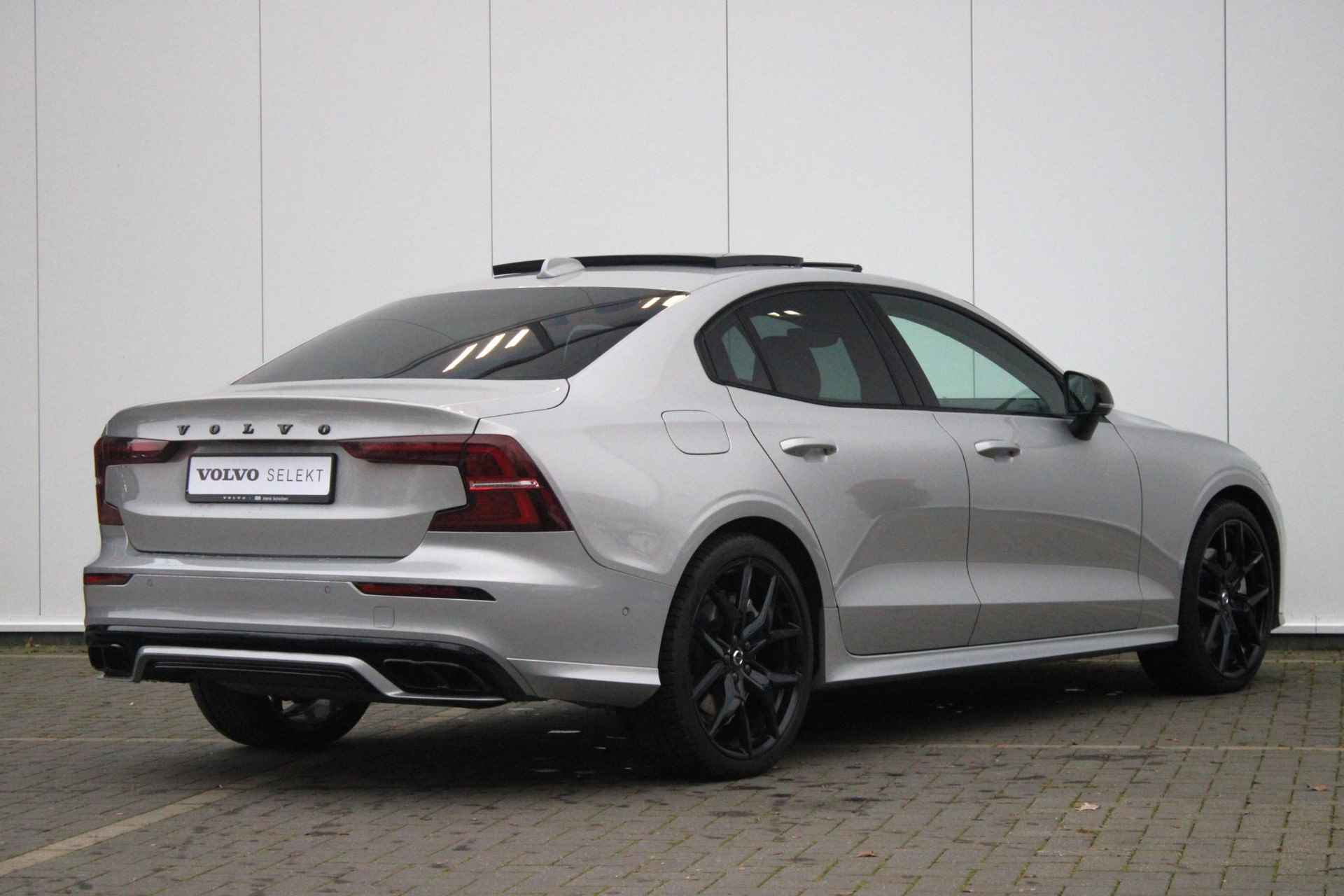 Volvo S60 Recharge T6 AWD AUT8 350PK Plus Dark, Exterieur Styling Kit, Dubbel Geïntegreerde eindpijpen, 20" Polestar Velgen in Black, Panoramisch Schuif-/kanteldak, Harman Kardon, Park Assist + 360° Camera, Adaptive Cruise Contol + Pilot Assist, Elektrisch verstelbare voorstoelen met geheugen, Keyless Entry, - 34/39