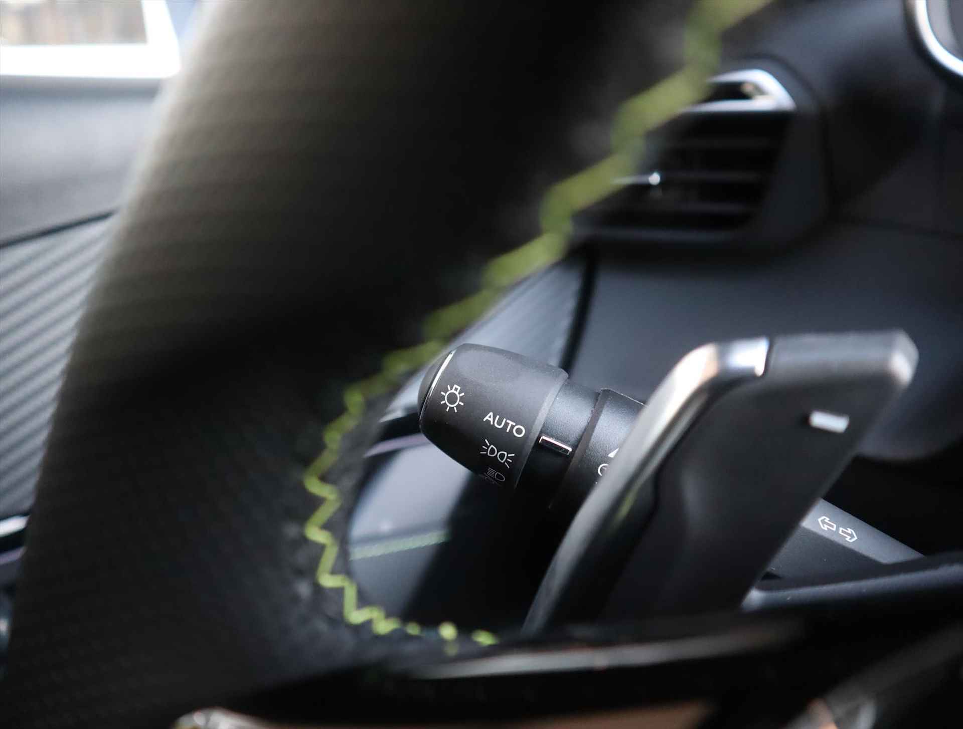 PEUGEOT 208 GT Hybrid 100PK e-DCS6 Automaat, Rijklaarprijs, Alcantara Camera voor en achter Adaptieve cruise control - 55/75