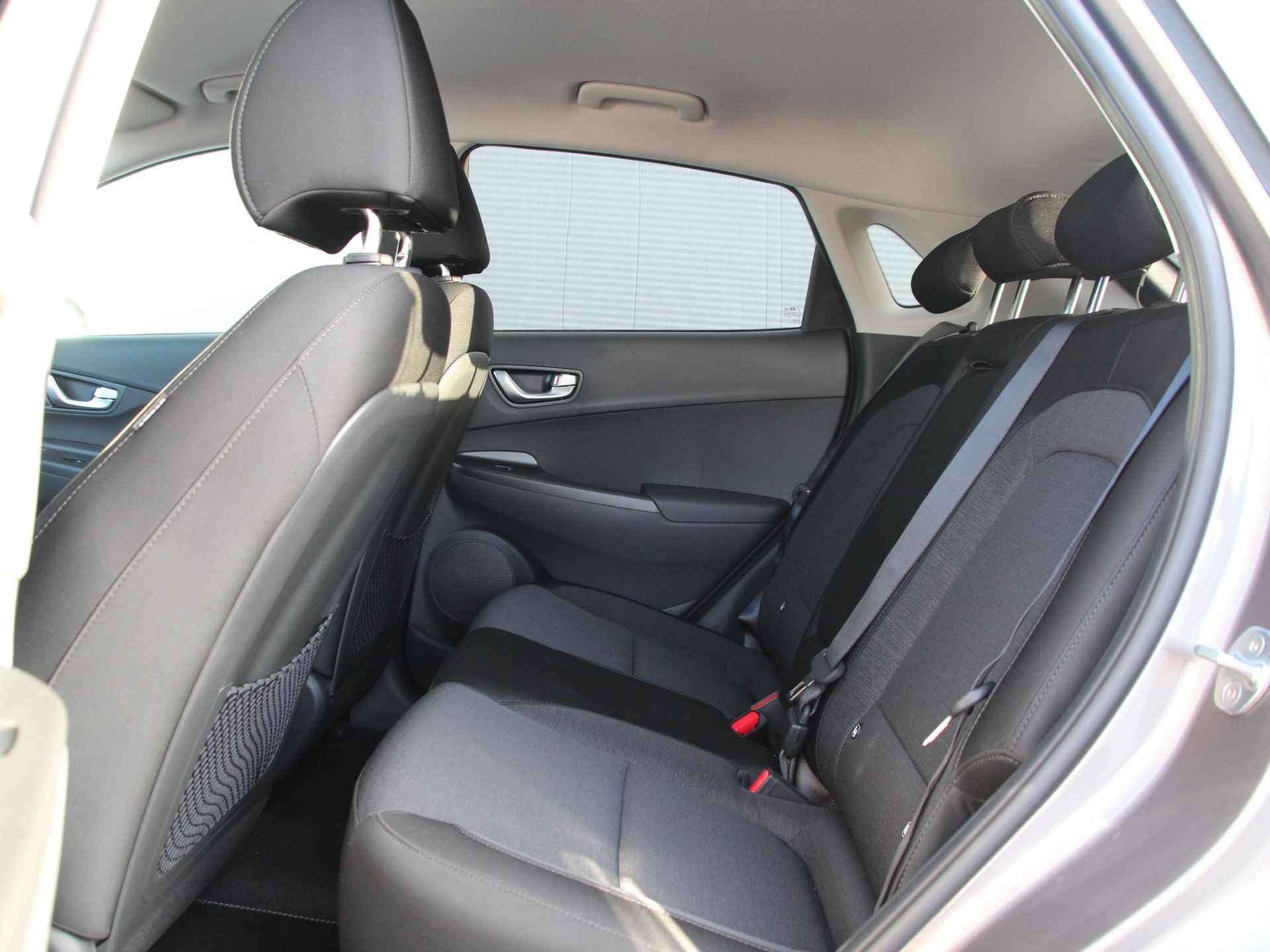 Hyundai Kona EV Fashion 39 kWh *SUBSIDIE MOGELIJK* | Head-Up Display | Navigatie | Camera | Apple Carplay/Android Auto | Premium Audio | Keyless Entry | Rijklaarprijs! - 11/25