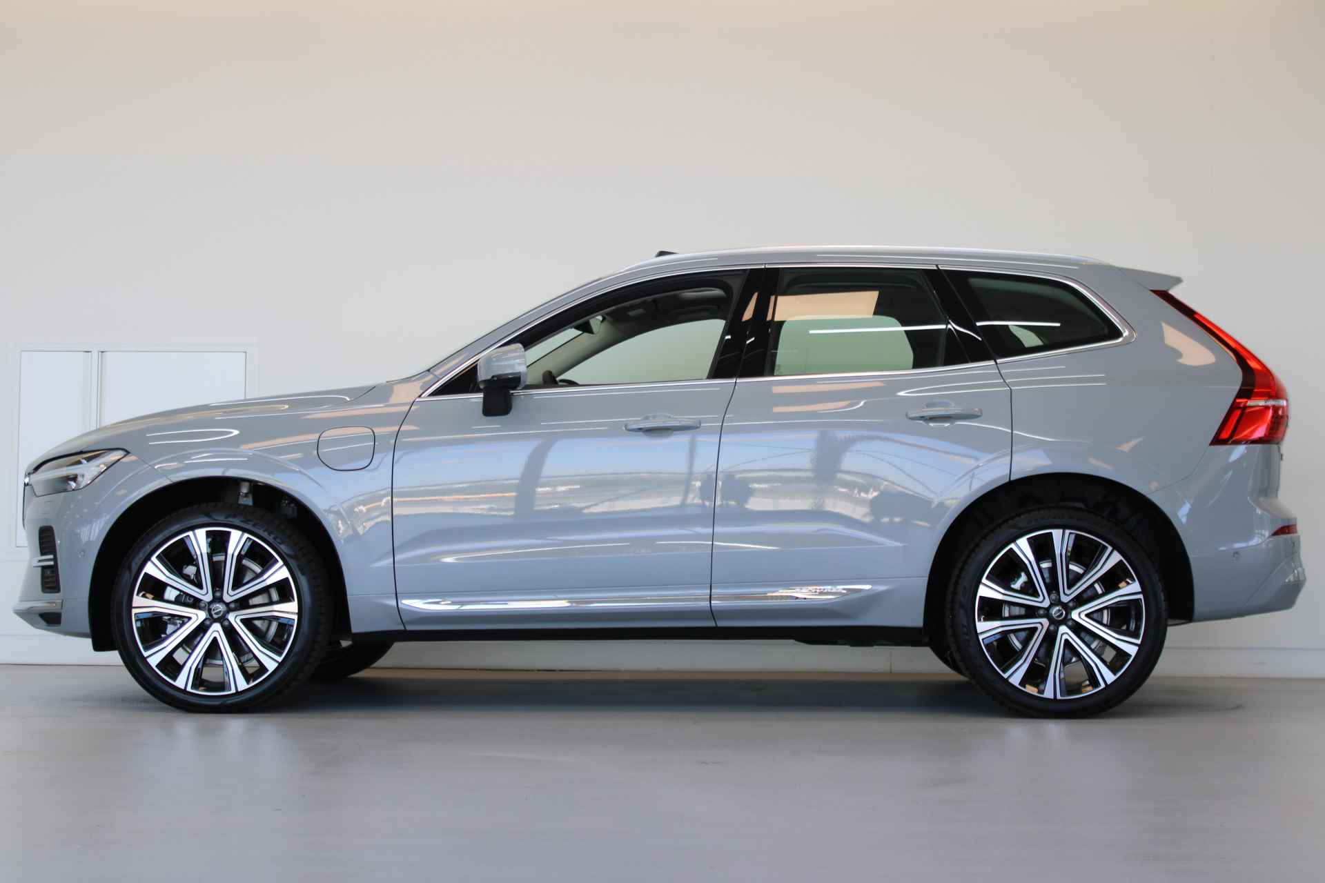 Volvo XC60 T6 350PK AWD Ultra Bright | Gelam Glas | Luchtvering | 360º view | HUD | Alarm - 2/72