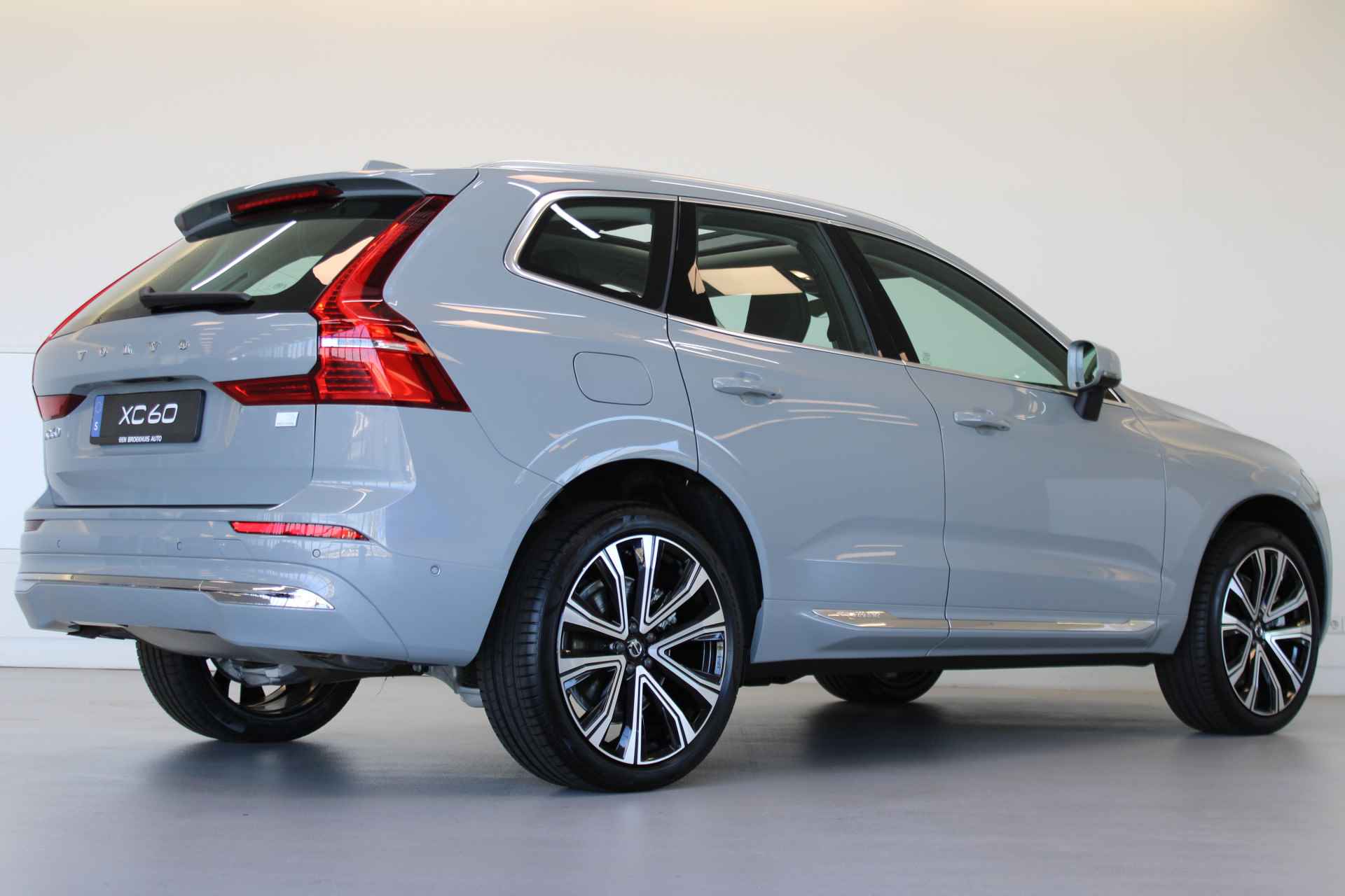 Volvo XC60 T6 350PK AWD Ultra Bright | Gelam Glas | Luchtvering | 360º view | HUD | Alarm - 3/72