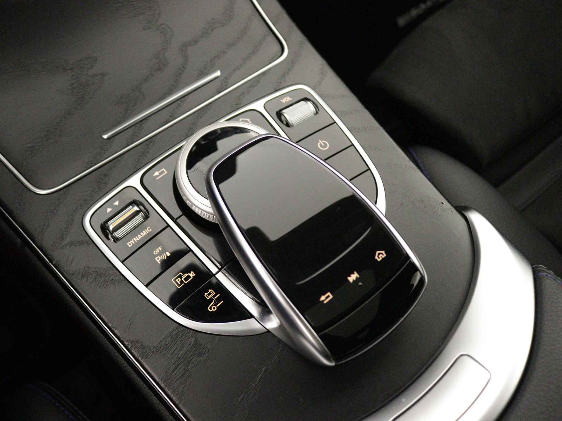 Mercedes-Benz C-Klasse Estate 300 e AMG Nightpakket | Panoramadak | Rijassistentie Pack | 360 gr Camera | Sfeerverlichting | Apple CarPlay | Alarm | Inclusief 24 maanden Mercedes-Benz Certified garantie voor Europa. - 13/46