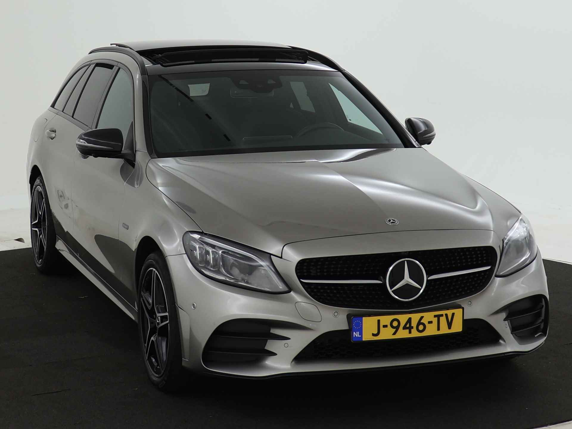 Mercedes-Benz C-Klasse Estate 300 e AMG Nightpakket | Panoramadak | Rijassistentie Pack | 360 gr Camera | Sfeerverlichting | Apple CarPlay | Alarm | Inclusief 24 maanden Mercedes-Benz Certified garantie voor Europa. - 29/46